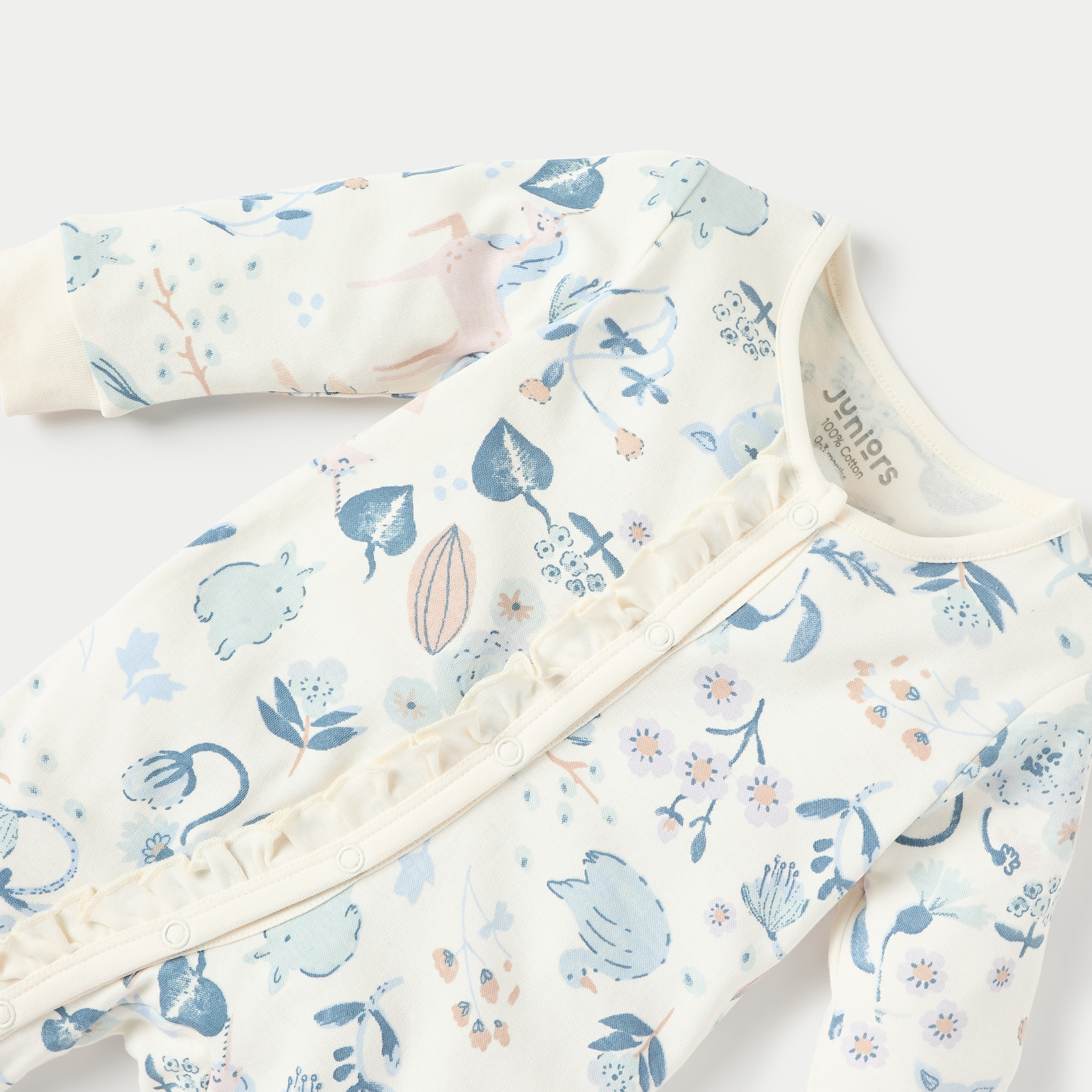 بدلة نوم مغلقة القدمين بزر إغلاق كبّاس وتفاصيل كشكش بطبعات من جونيورز-baby-girls-clothing-nightwear-sleepsuits-image-2