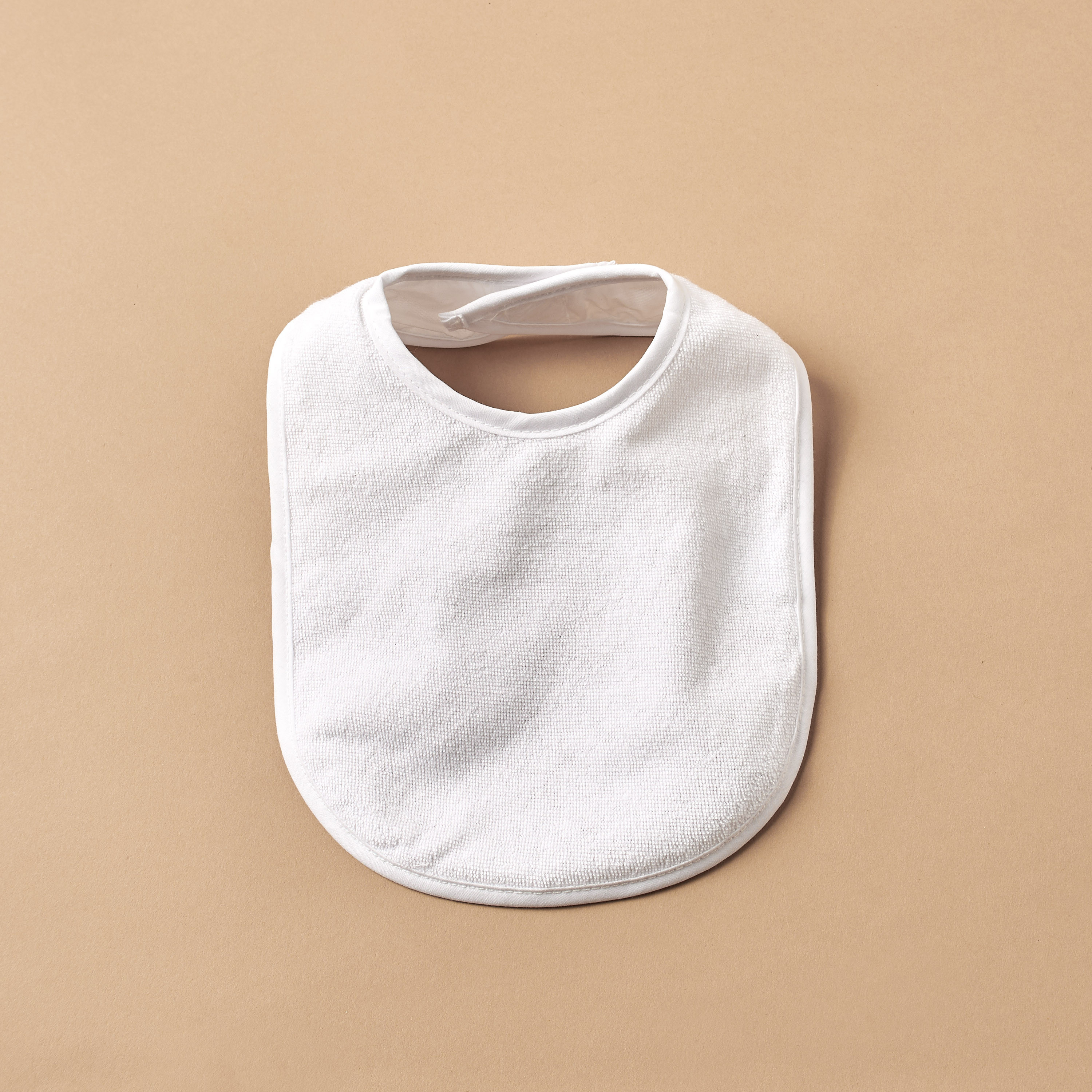 مريلة أطفال مزينة بتطريز بارز من جونيورز-baby-feeding-bibs-image-4