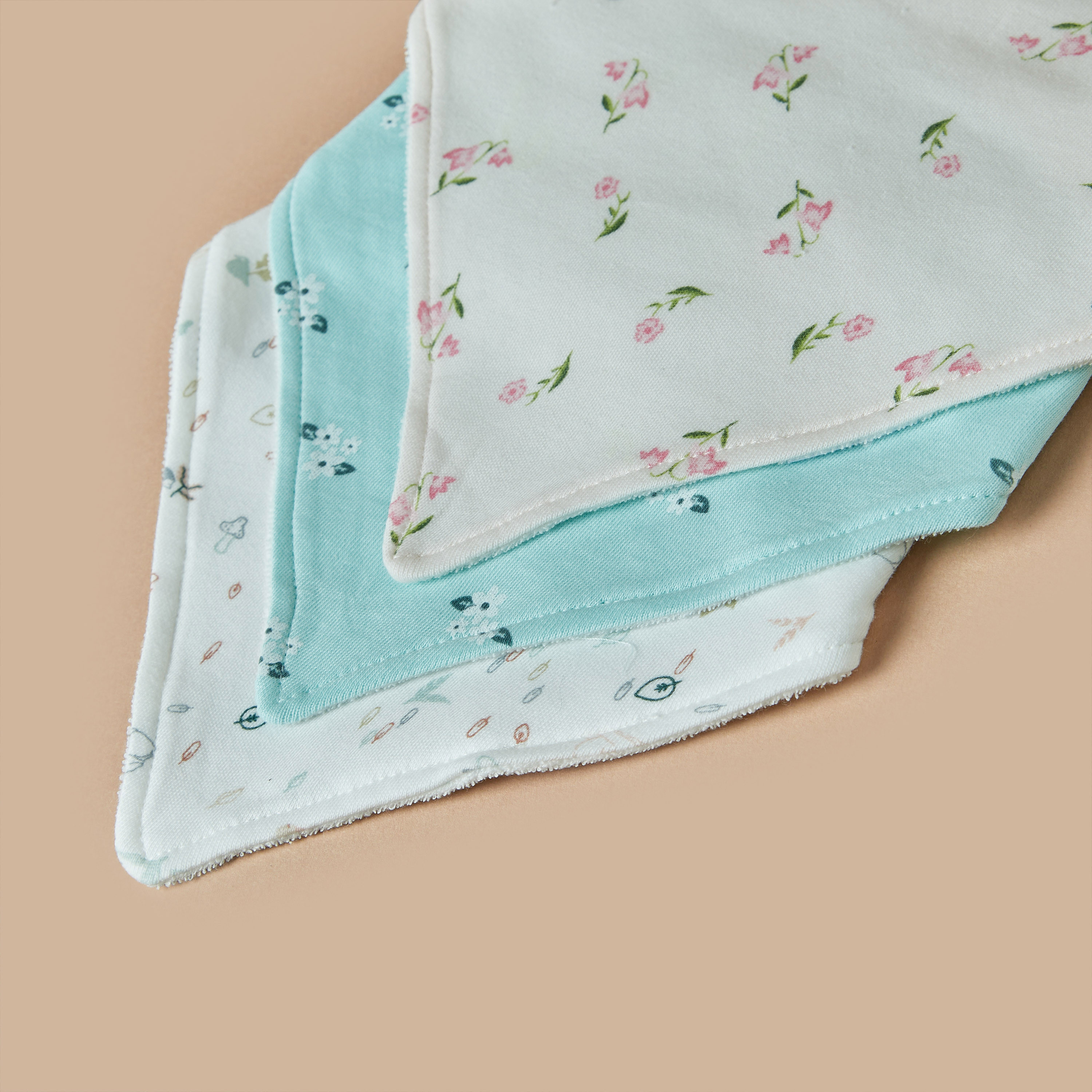 مريلة موسلين بزر إغلاق كبّاس وطبعات من جونيورز- طقم من 3 قطع-baby-feeding-bibs-image-5