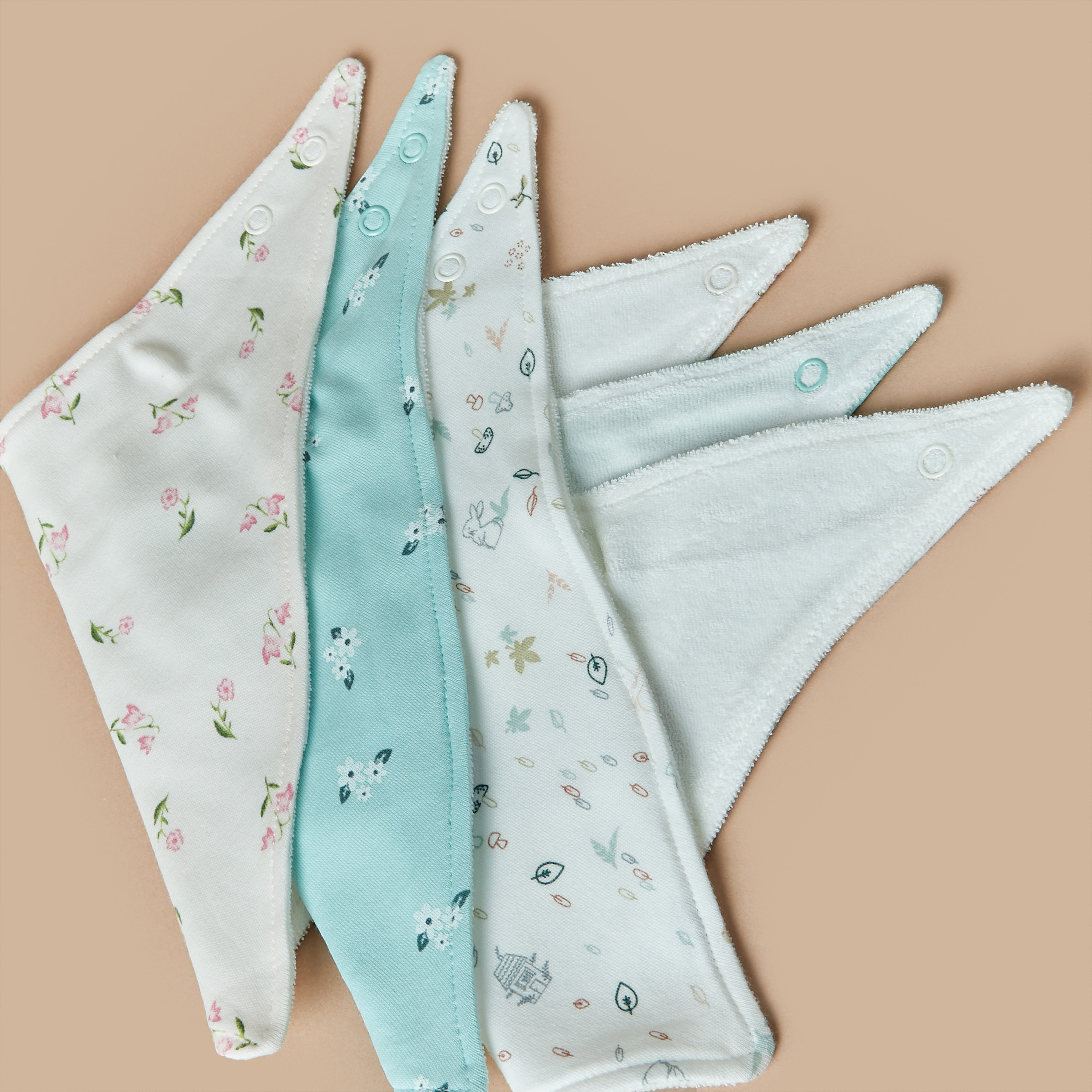 مريلة موسلين بزر إغلاق كبّاس وطبعات من جونيورز- طقم من 3 قطع-baby-feeding-bibs-image-6
