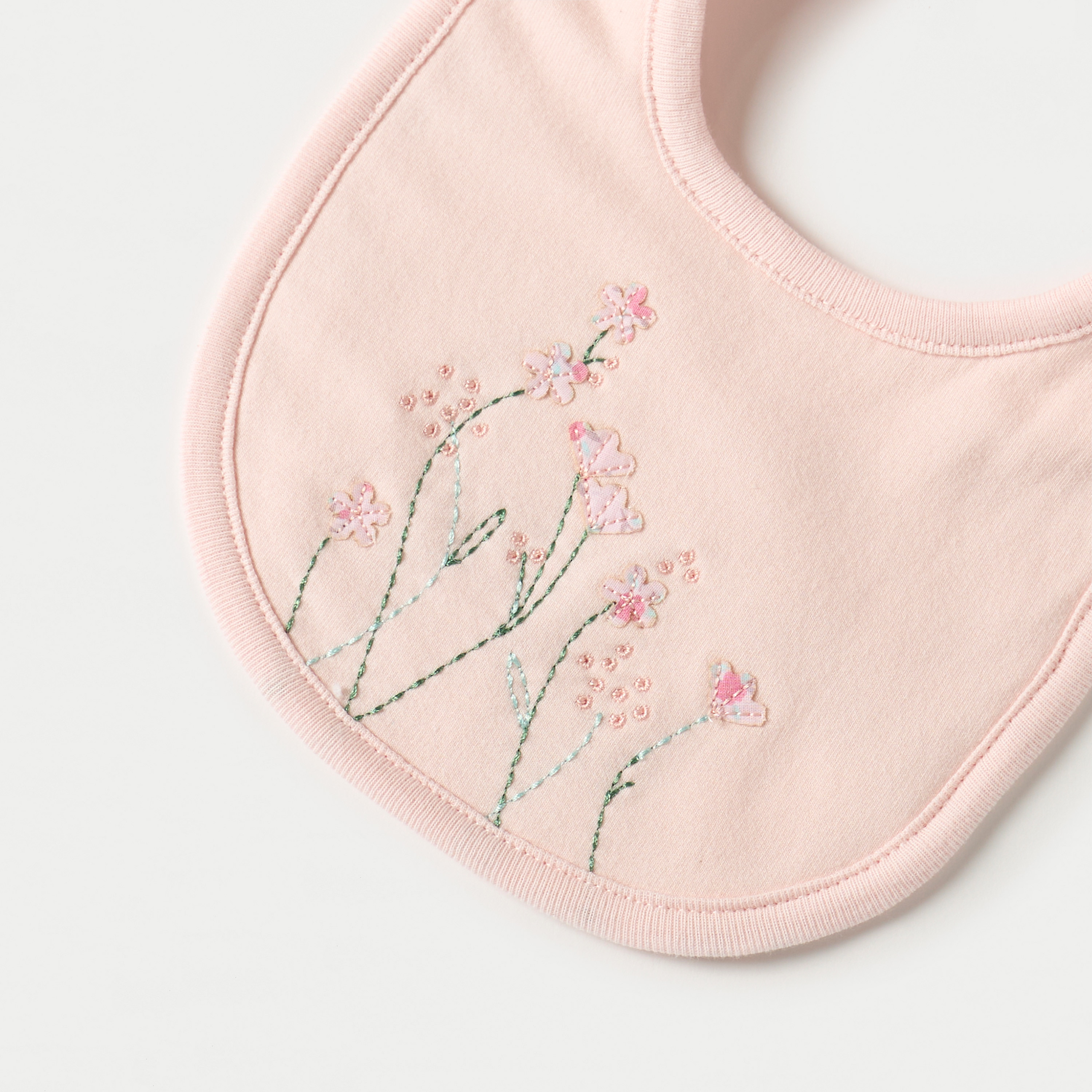 مريلة بتطريزات ازهار مع زر إغلاق كباس من جونيورز-baby-feeding-bibs-image-3