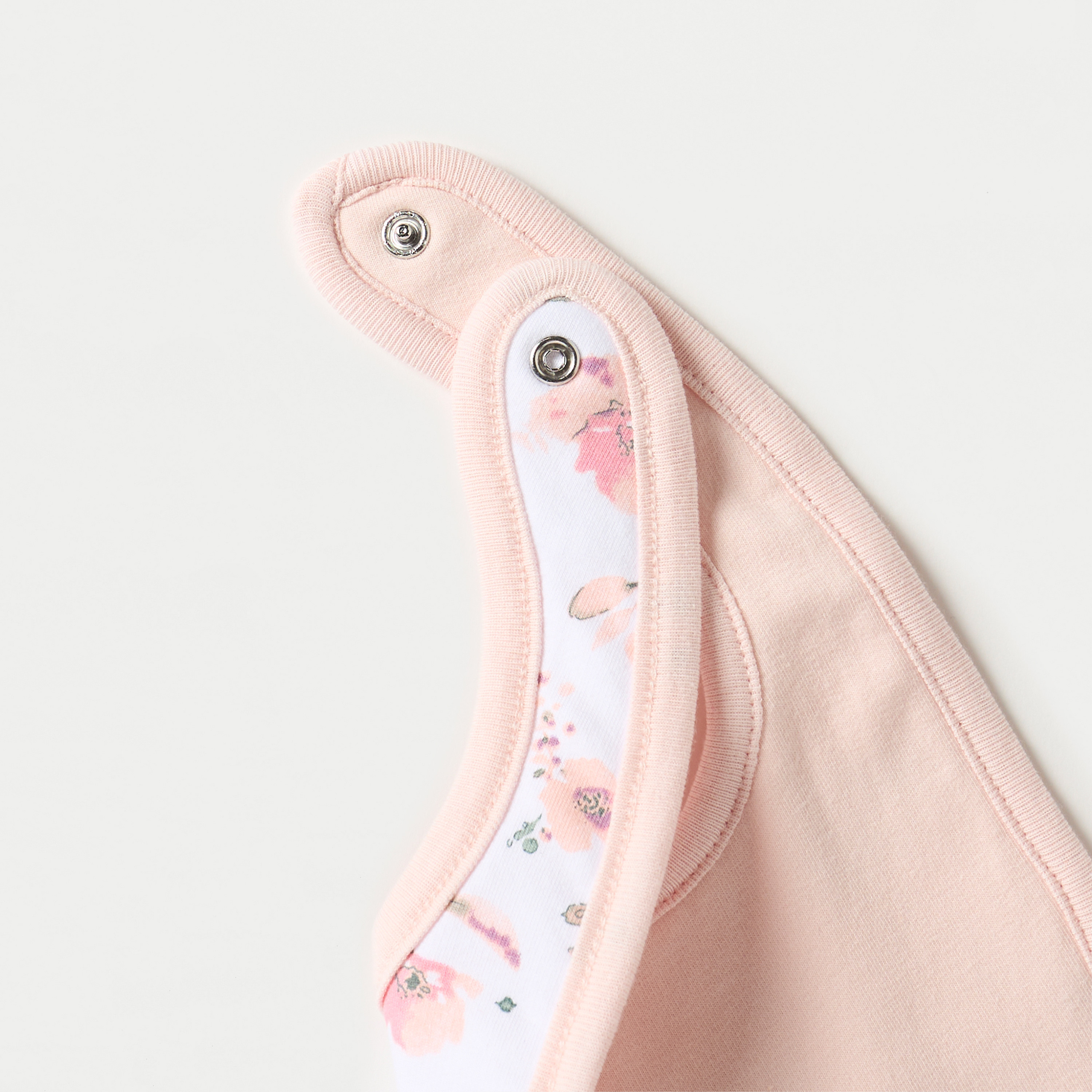 مريلة بتطريزات ازهار مع زر إغلاق كباس من جونيورز-baby-feeding-bibs-image-4