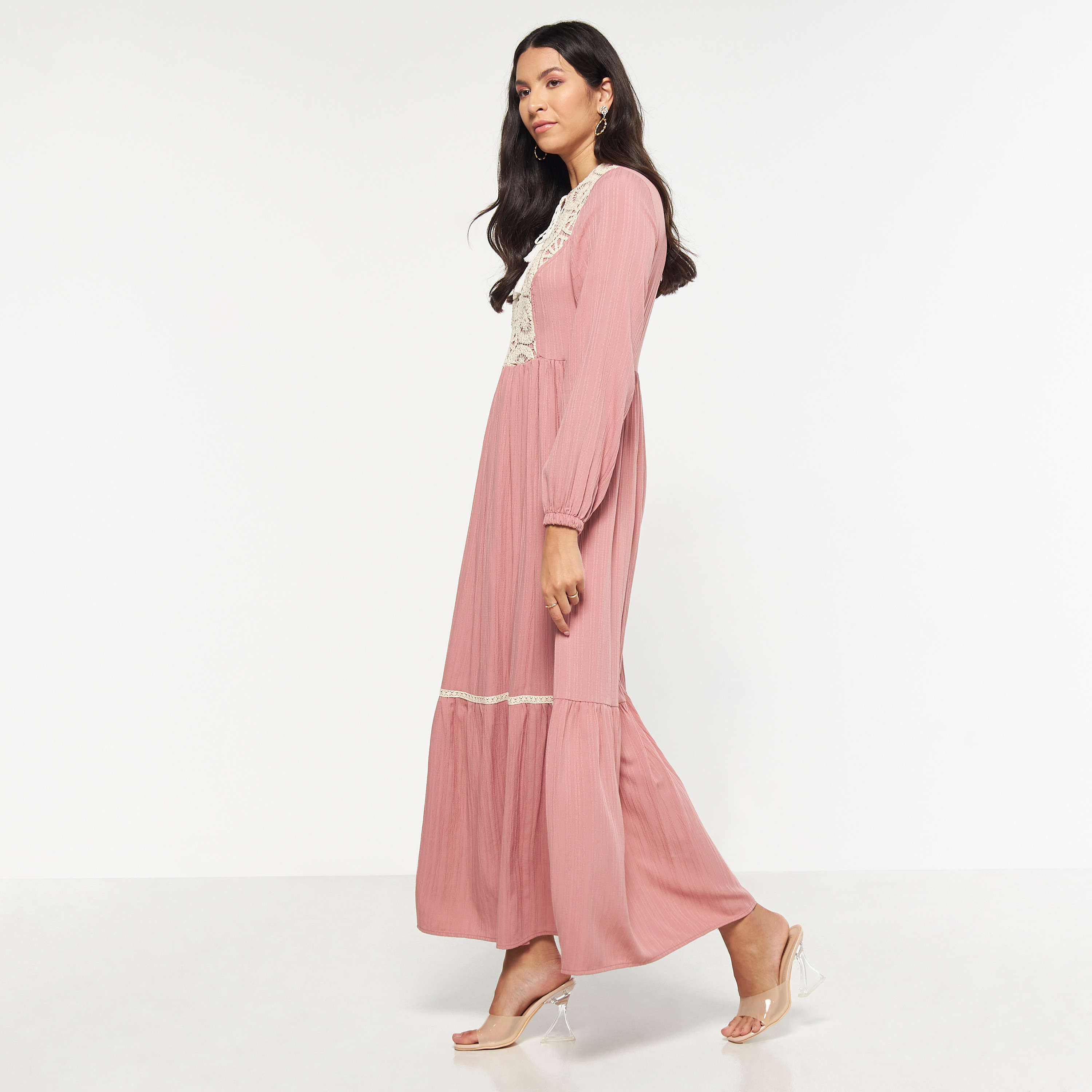 فستان طويلة مطرّز كروشيه بأكمام طويلة من فيور-women-clothing-dresses-image-14