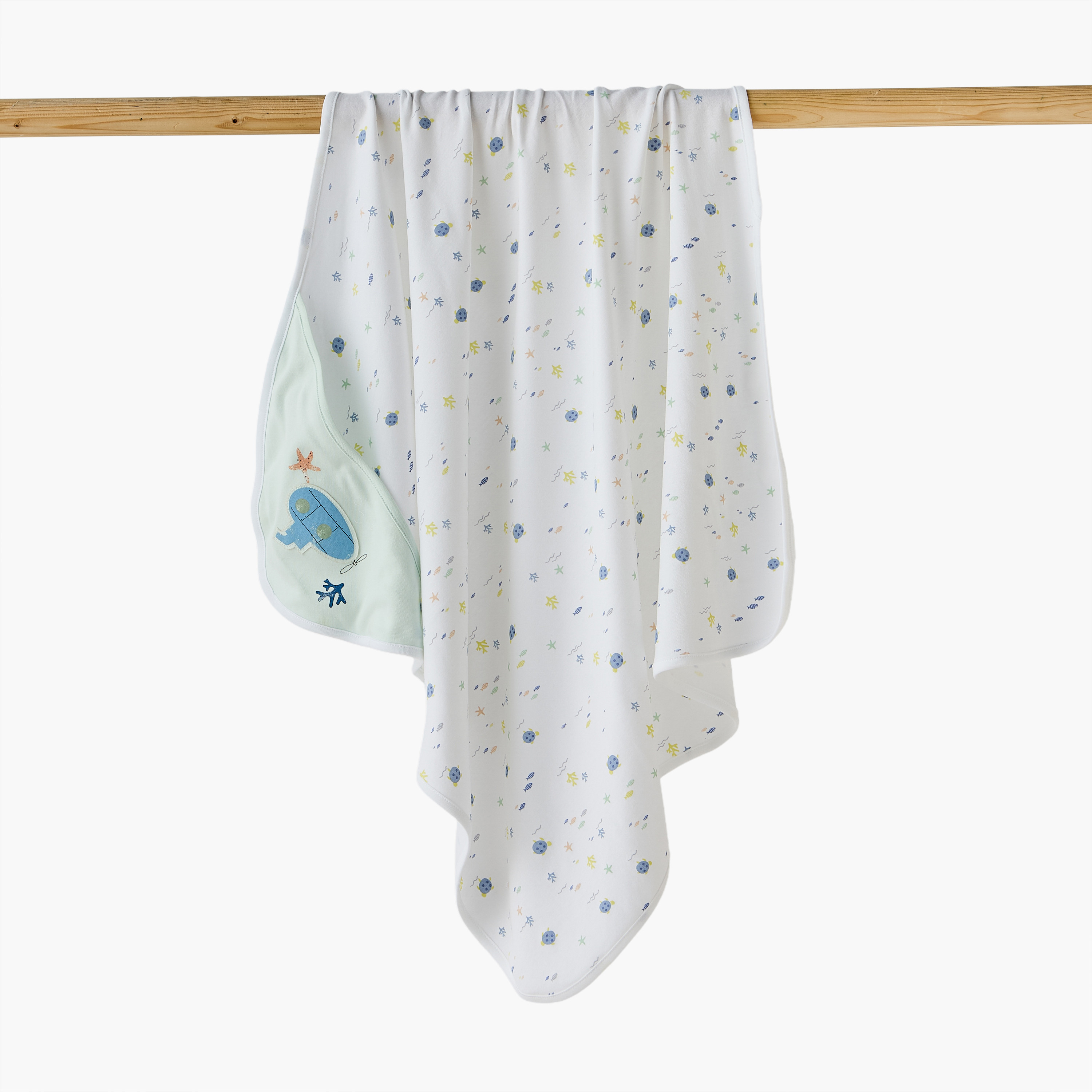 بطانية لحديثي الولادة بطبعات عالم ما تحت الماء من جونيورز-baby-nursery-blanketsandswaddles-receivingblankets-image-1
