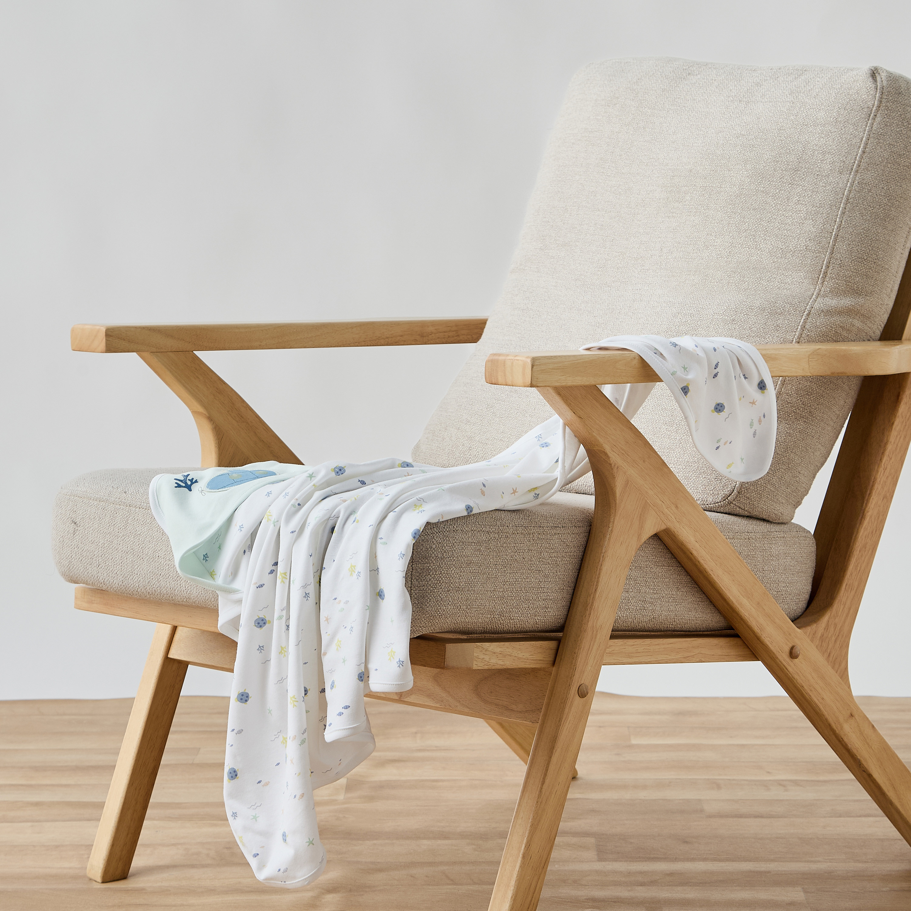 بطانية لحديثي الولادة بطبعات عالم ما تحت الماء من جونيورز-baby-nursery-blanketsandswaddles-receivingblankets-image-2