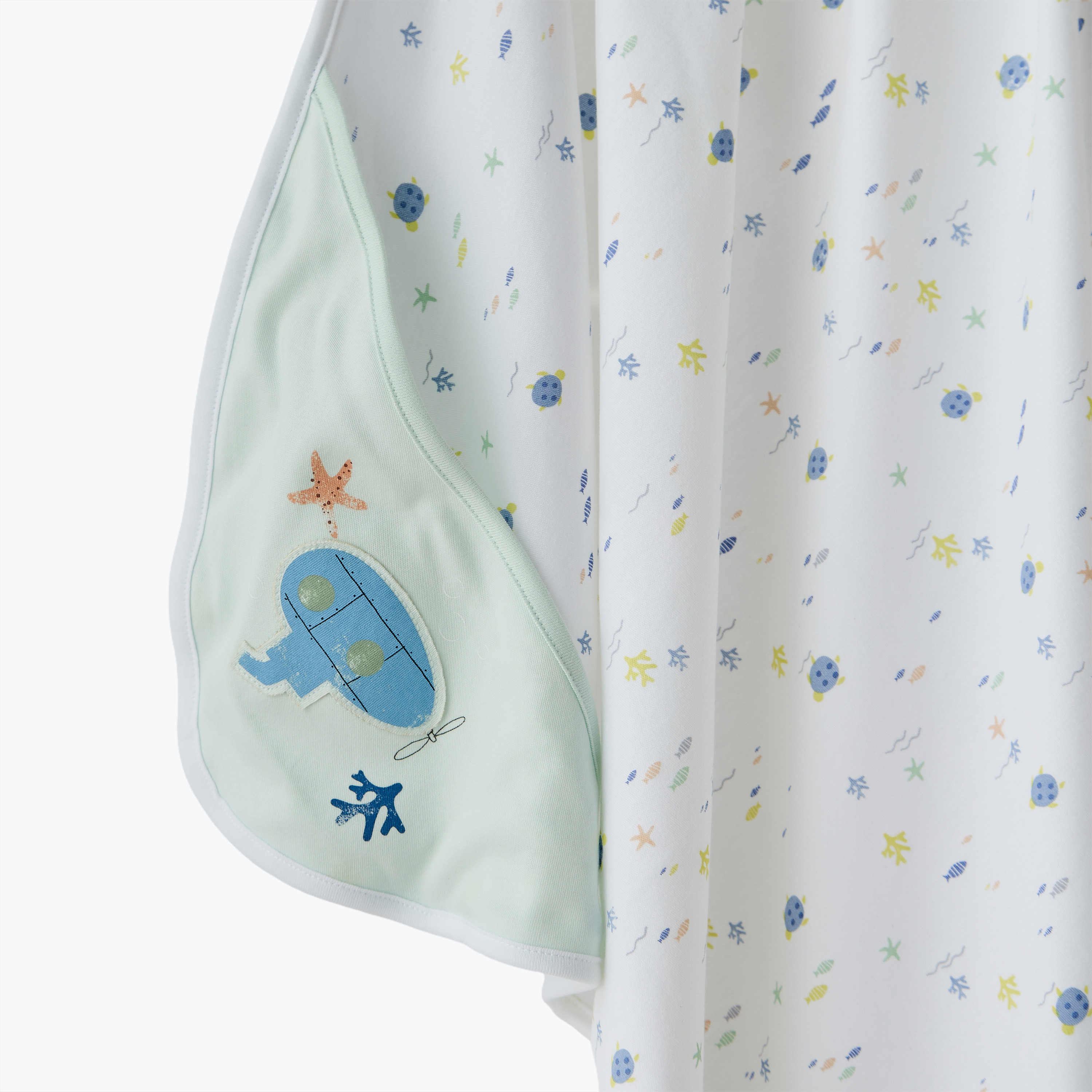 بطانية لحديثي الولادة بطبعات عالم ما تحت الماء من جونيورز-baby-nursery-blanketsandswaddles-receivingblankets-image-5