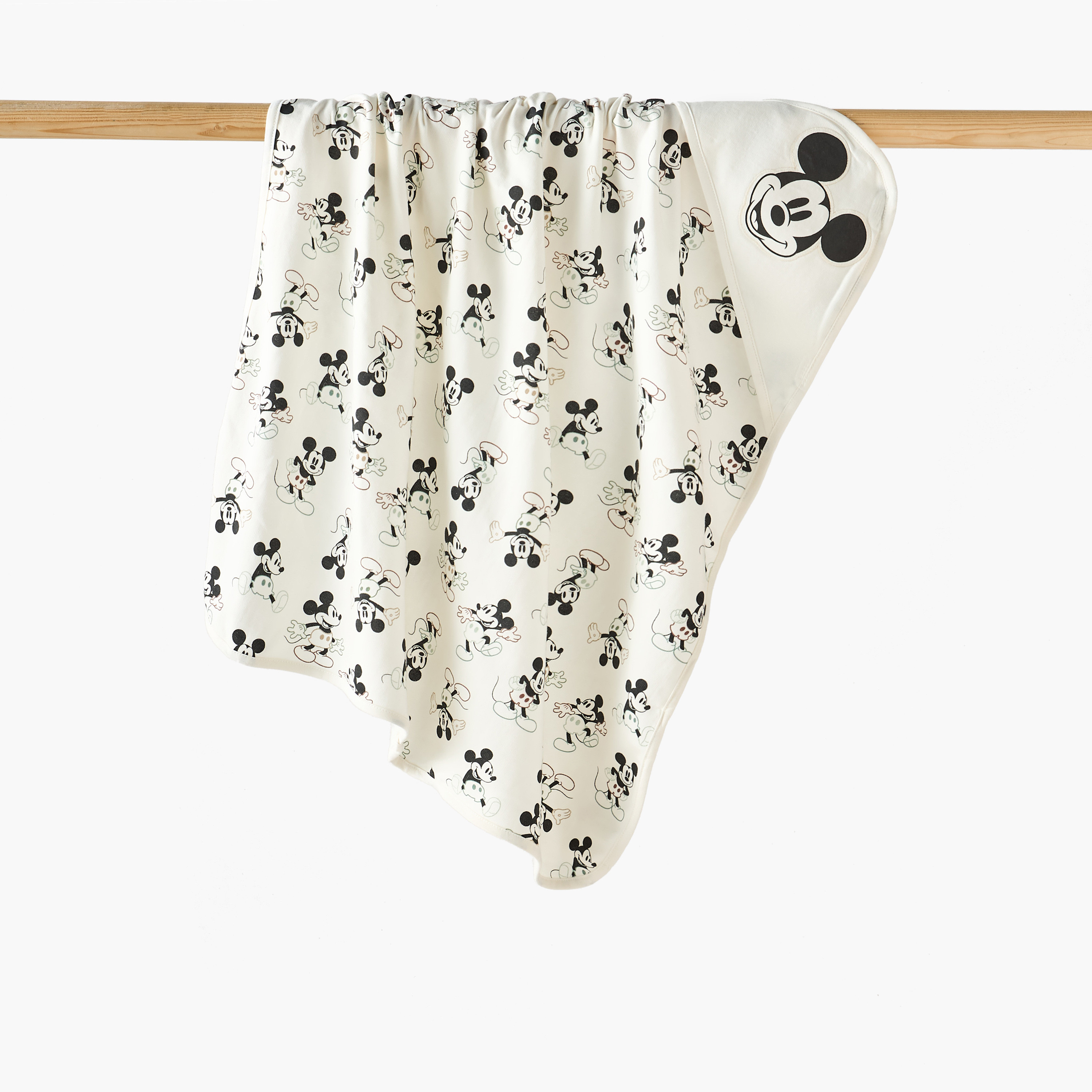 بطانية حديثي ولادة قطن بطبعات ميكي ماوس وقبعة من ديزني-baby-nursery-blanketsandswaddles-receivingblankets-image-1
