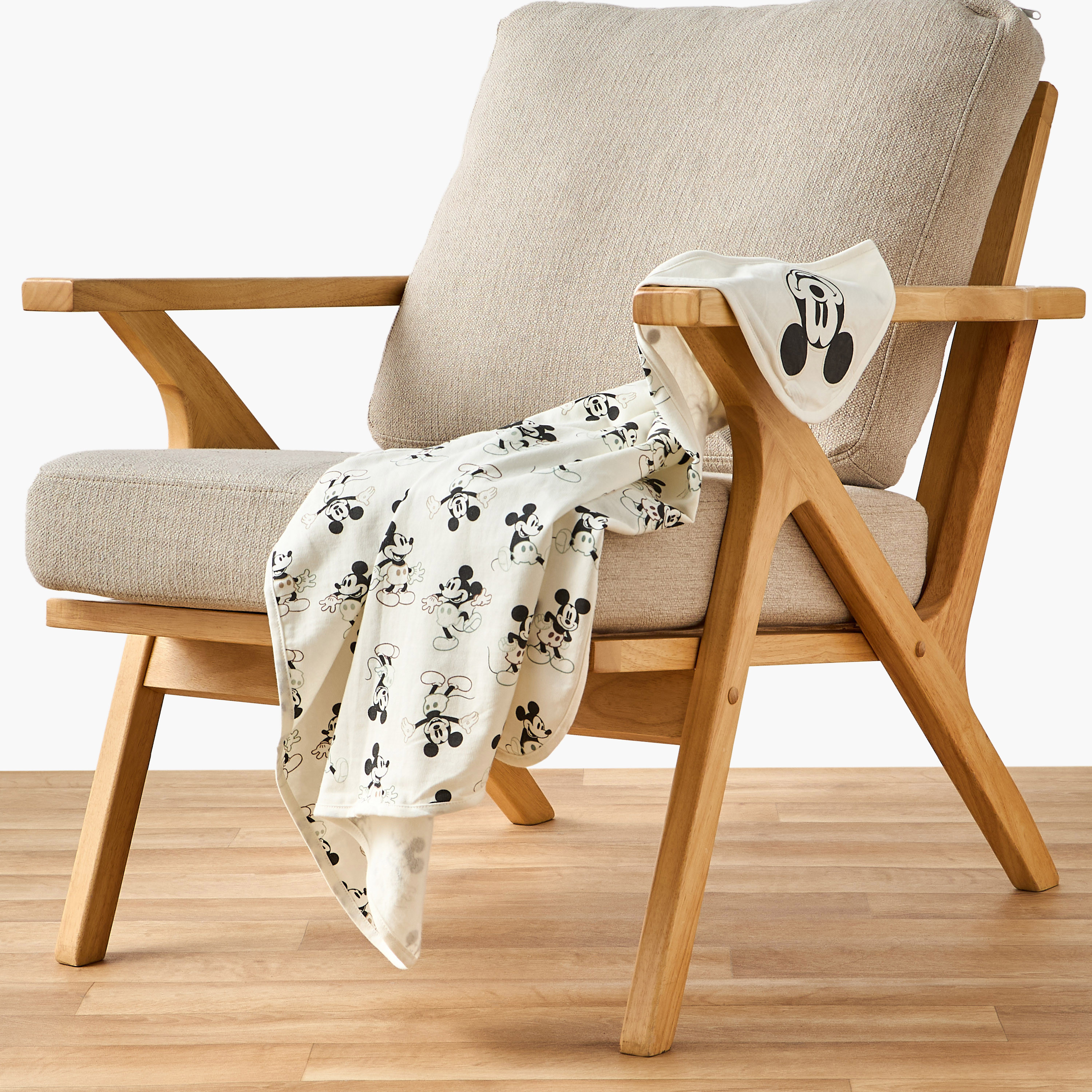 بطانية حديثي ولادة قطن بطبعات ميكي ماوس وقبعة من ديزني-baby-nursery-blanketsandswaddles-receivingblankets-image-2