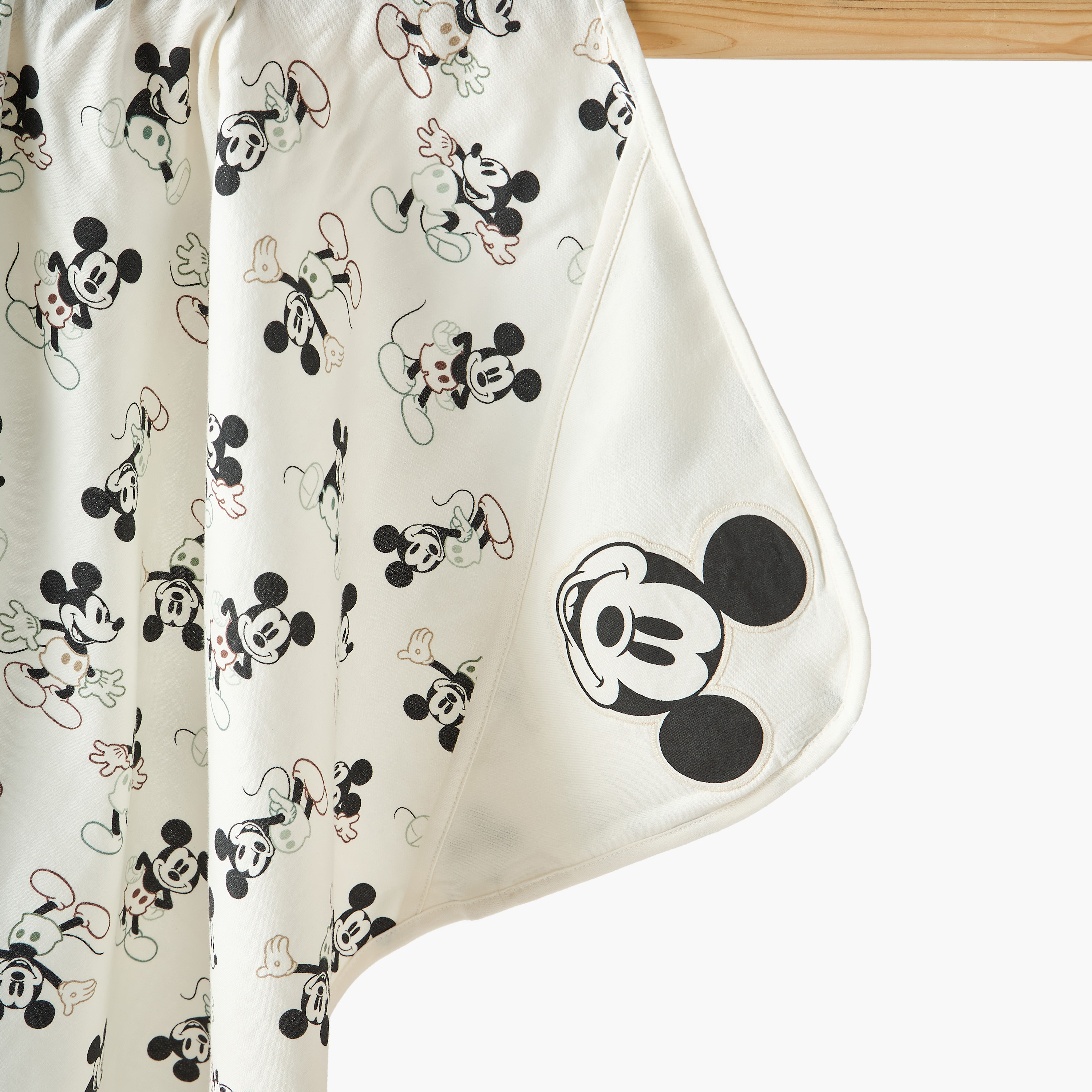 بطانية حديثي ولادة قطن بطبعات ميكي ماوس وقبعة من ديزني-baby-nursery-blanketsandswaddles-receivingblankets-image-5