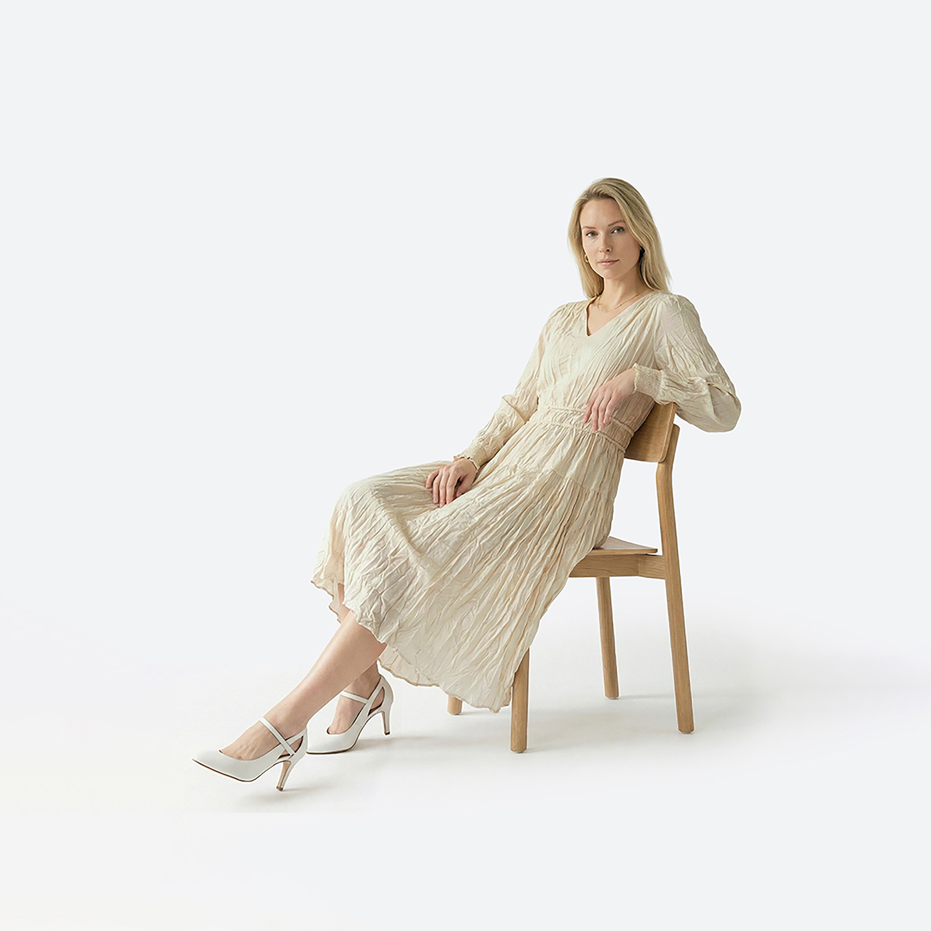 فستان ميدي نسائي بيج من قماش مجعد وخصر "سموكس" مزموم من بيفرلي هيلز بولو كلوب-women-clothing-dresses-image-2