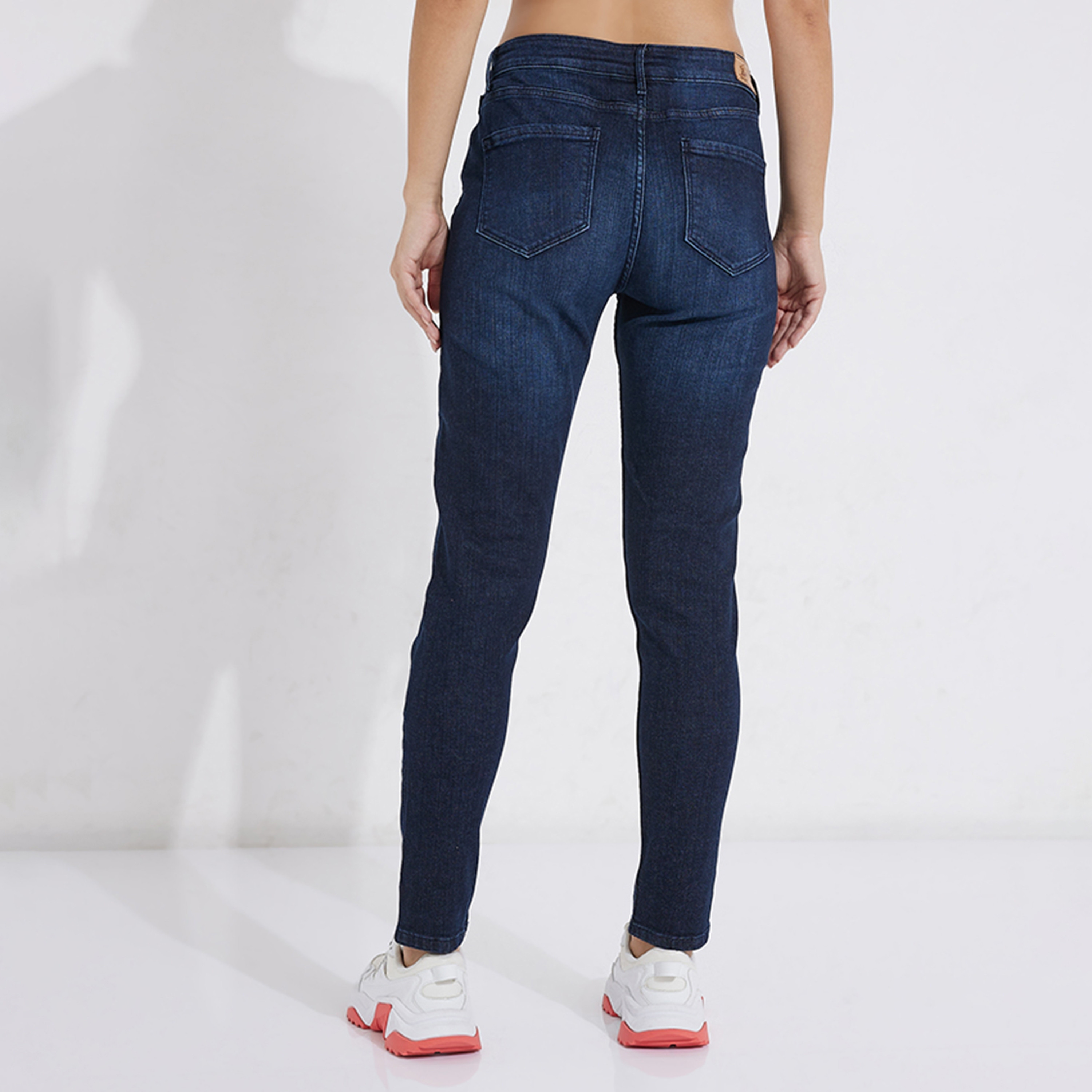 جينز نسائي متوسط الارتفاع من نادي بيفرلي هيلز سكيني فيت 5-جيوب-women-clothing-bottoms-jeans-image-4