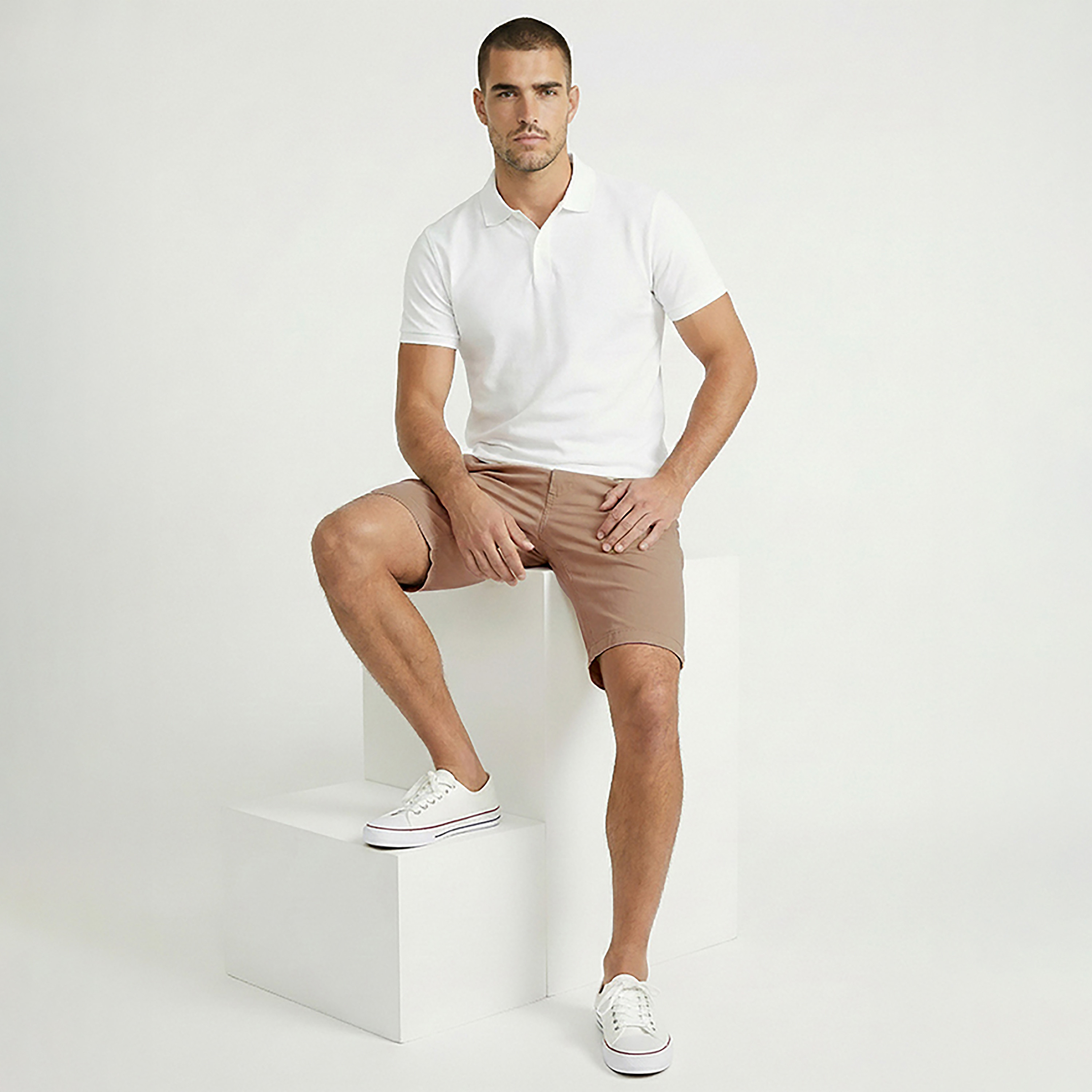 شورت تشينو رجالي سادة بخصر متوسط وأزرار من بيفرلي هيلز بولو كلوب-men-clothing-bottoms-shorts-image-2