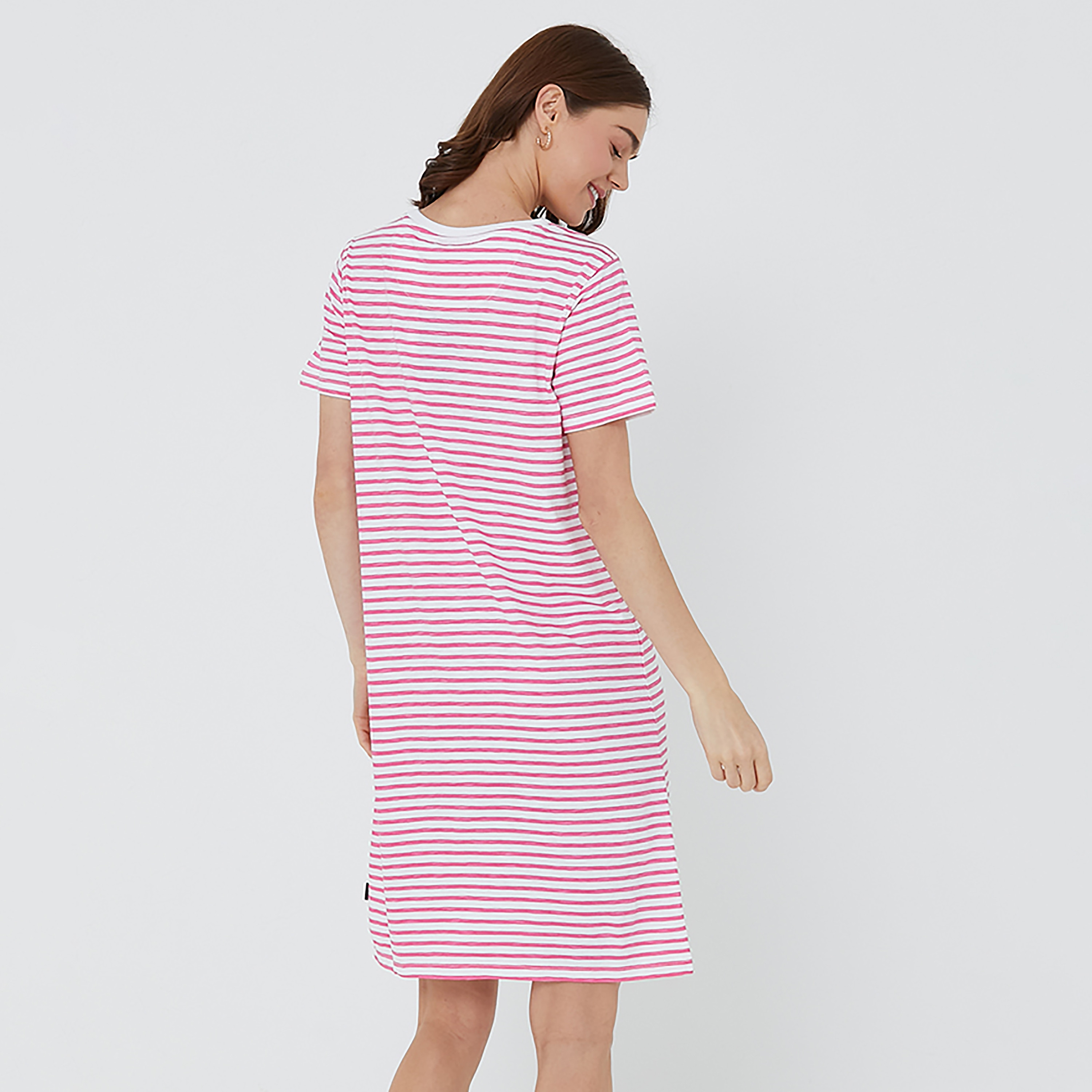 فستان تي شيرت بطول الركبة ذو مخطط مع رقبة دائرية من بيفرلي هيلز بولو كلوب-women-clothing-dresses-image-4