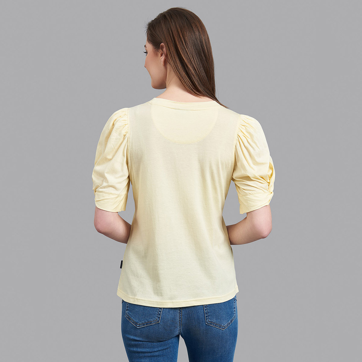 توب بيفرلي هيلز بولو كلوب نسائي بلون أصفر فاتح مع شعار بأكمام بالون مع ياقة دائرية-women-clothing-shirtsandblouses-blouses-image-2
