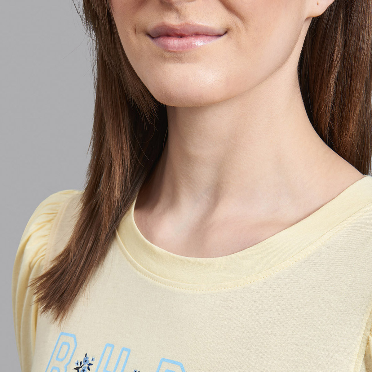 توب بيفرلي هيلز بولو كلوب نسائي بلون أصفر فاتح مع شعار بأكمام بالون مع ياقة دائرية-women-clothing-shirtsandblouses-blouses-image-6