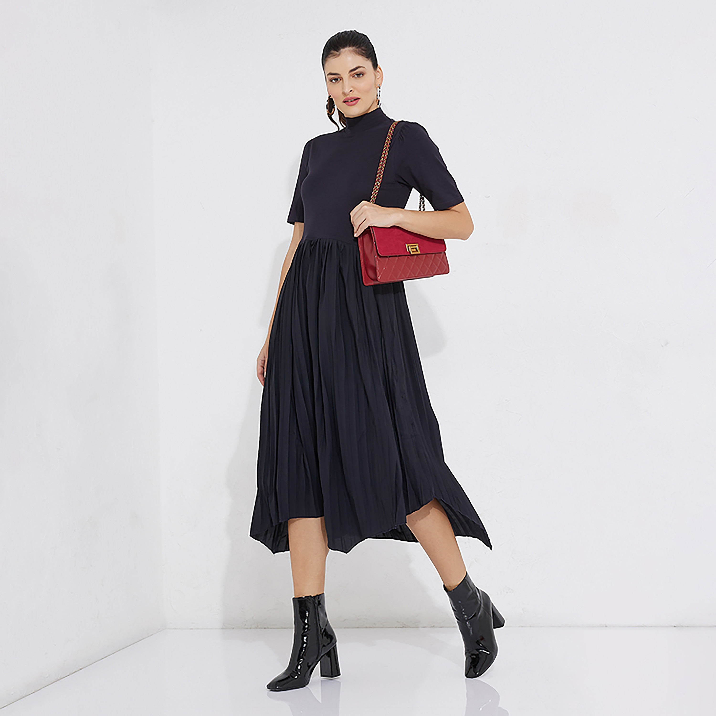 فستان متوسط الطول بطيات ورقبة عالية أسود من بيفرلي هيلز بولو كلوب-women-clothing-dresses-image-2
