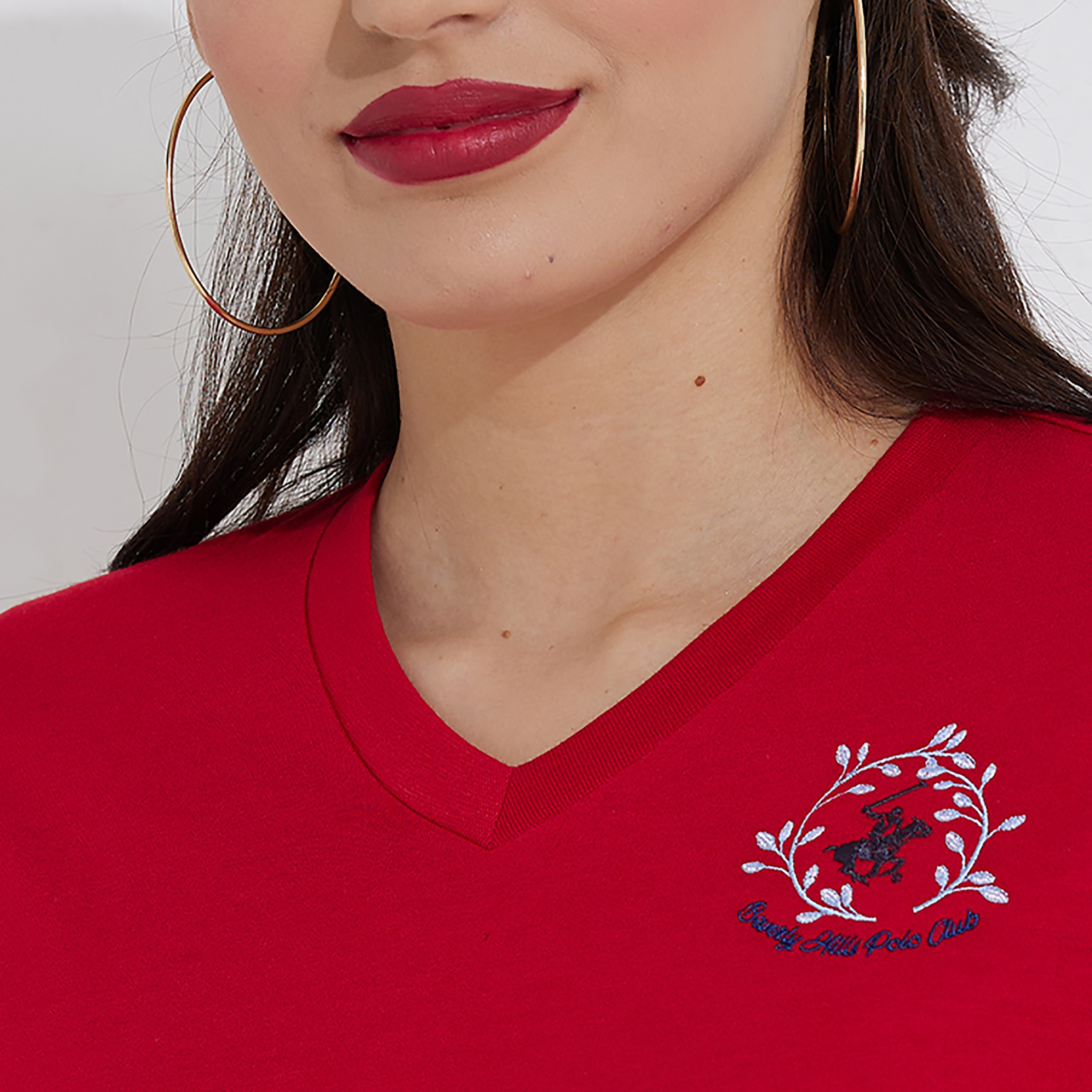 تيشيرت برقبة V وأكمام طويلة وشعار مطرز من بيفرلي هيلز بولو كلوب-women-clothing-tshirts-image-3
