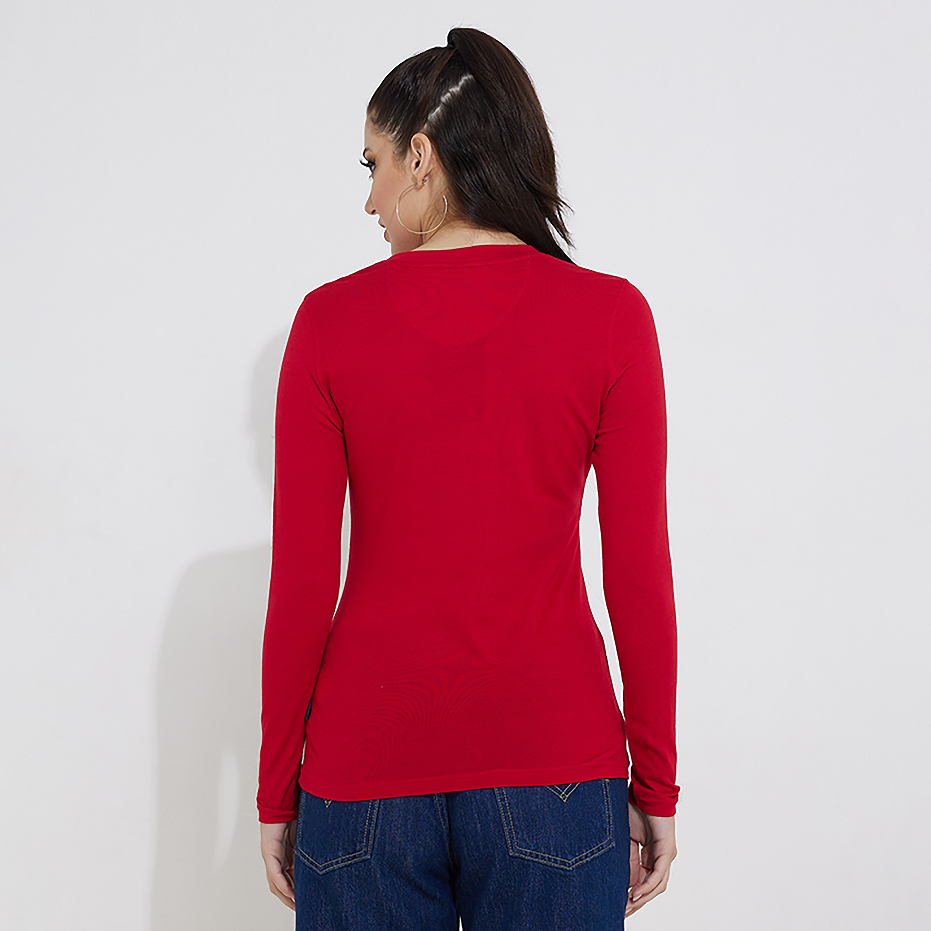 تيشيرت برقبة V وأكمام طويلة وشعار مطرز من بيفرلي هيلز بولو كلوب-women-clothing-tshirts-image-4