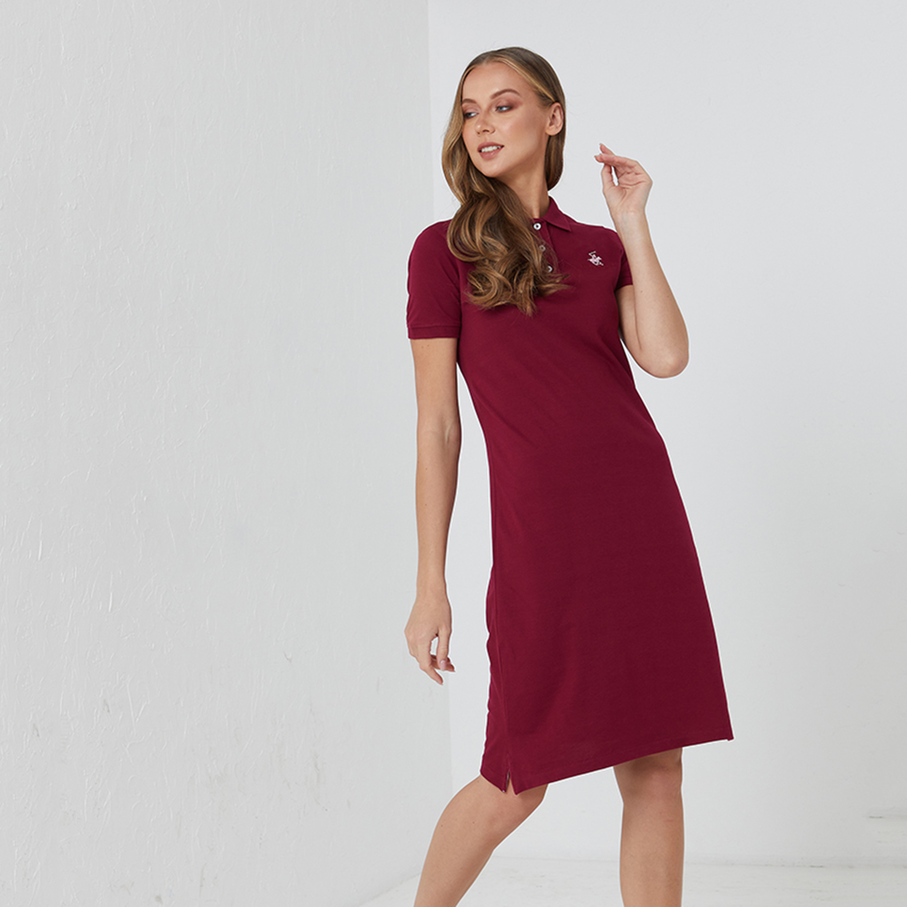 فستان قميص بطول الركبة ذو مطرز بشعار مع ياقة من بيفرلي هيلز بولو كلوب-women-clothing-dresses-image-5