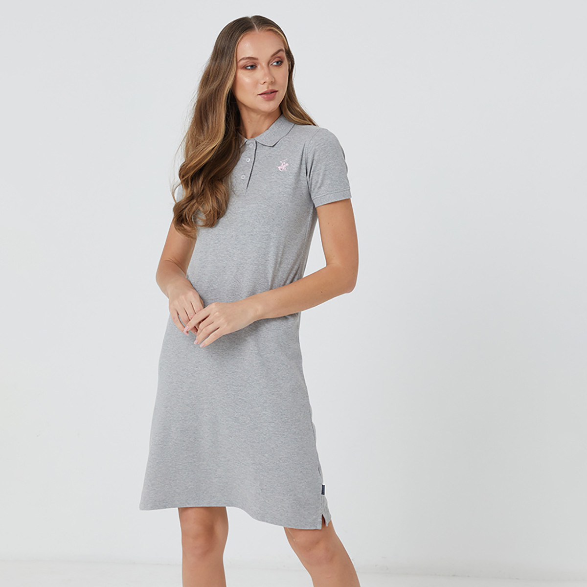 فستان تي شيرت بياقة من بيفرلي هيلز بولو كلب نسائي بأكمام قصيرة مع شعار رمادي-women-clothing-dresses-image-1