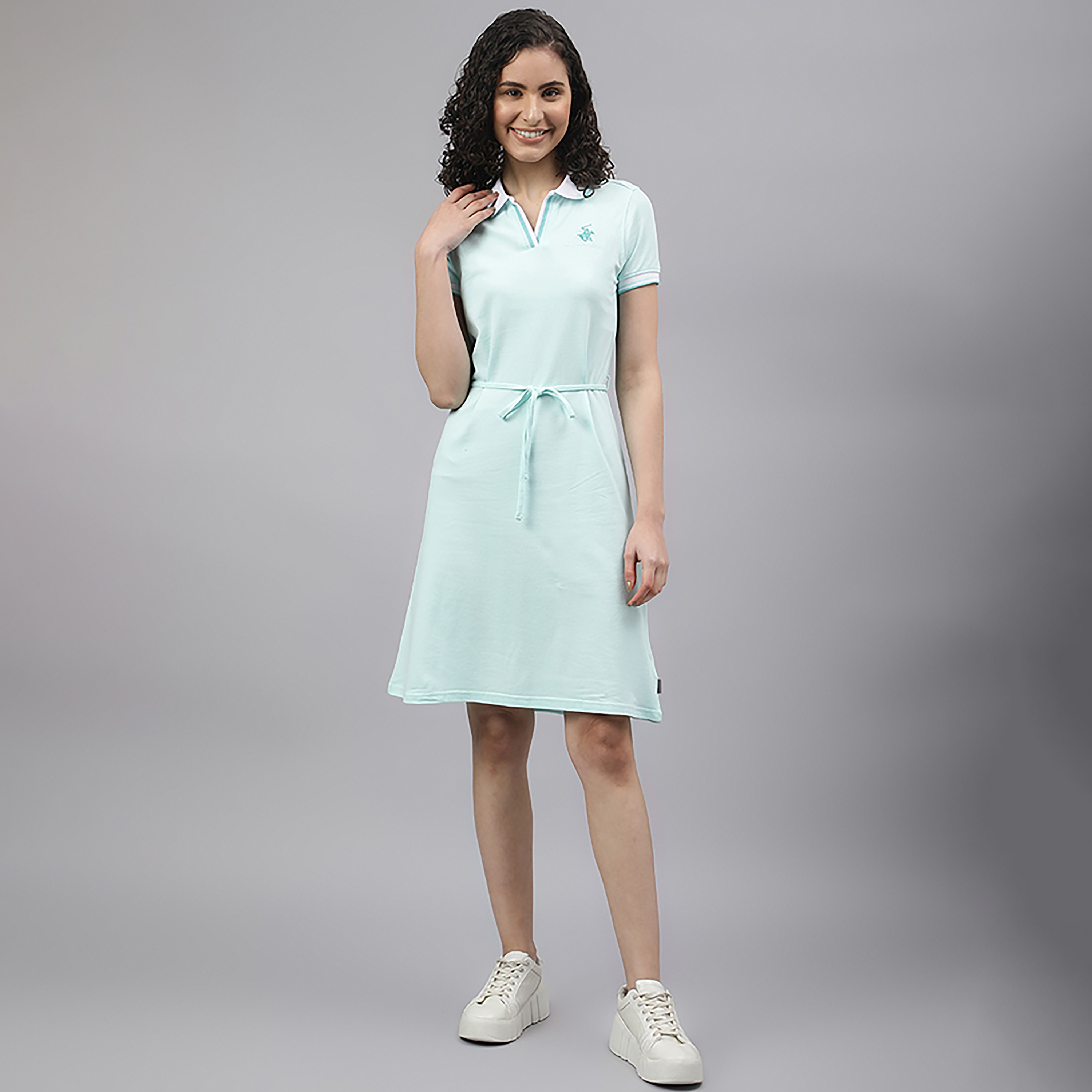 فستان تي شيرت بطول الركبة مع ياقة بولو ذو شعار من بيفرلي هيلز بولو كلوب-women-clothing-dresses-image-1