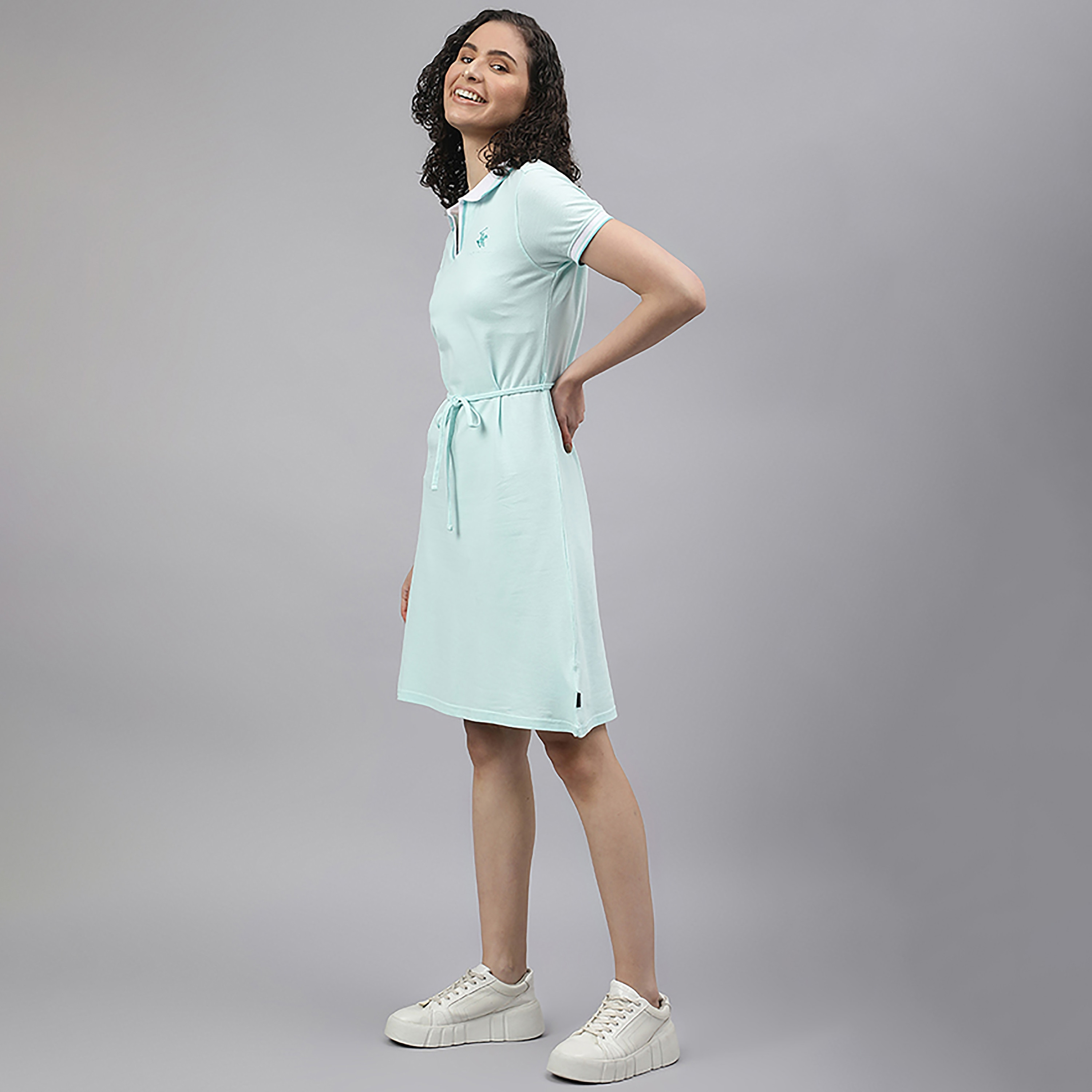 فستان تي شيرت بطول الركبة مع ياقة بولو ذو شعار من بيفرلي هيلز بولو كلوب-women-clothing-dresses-image-2