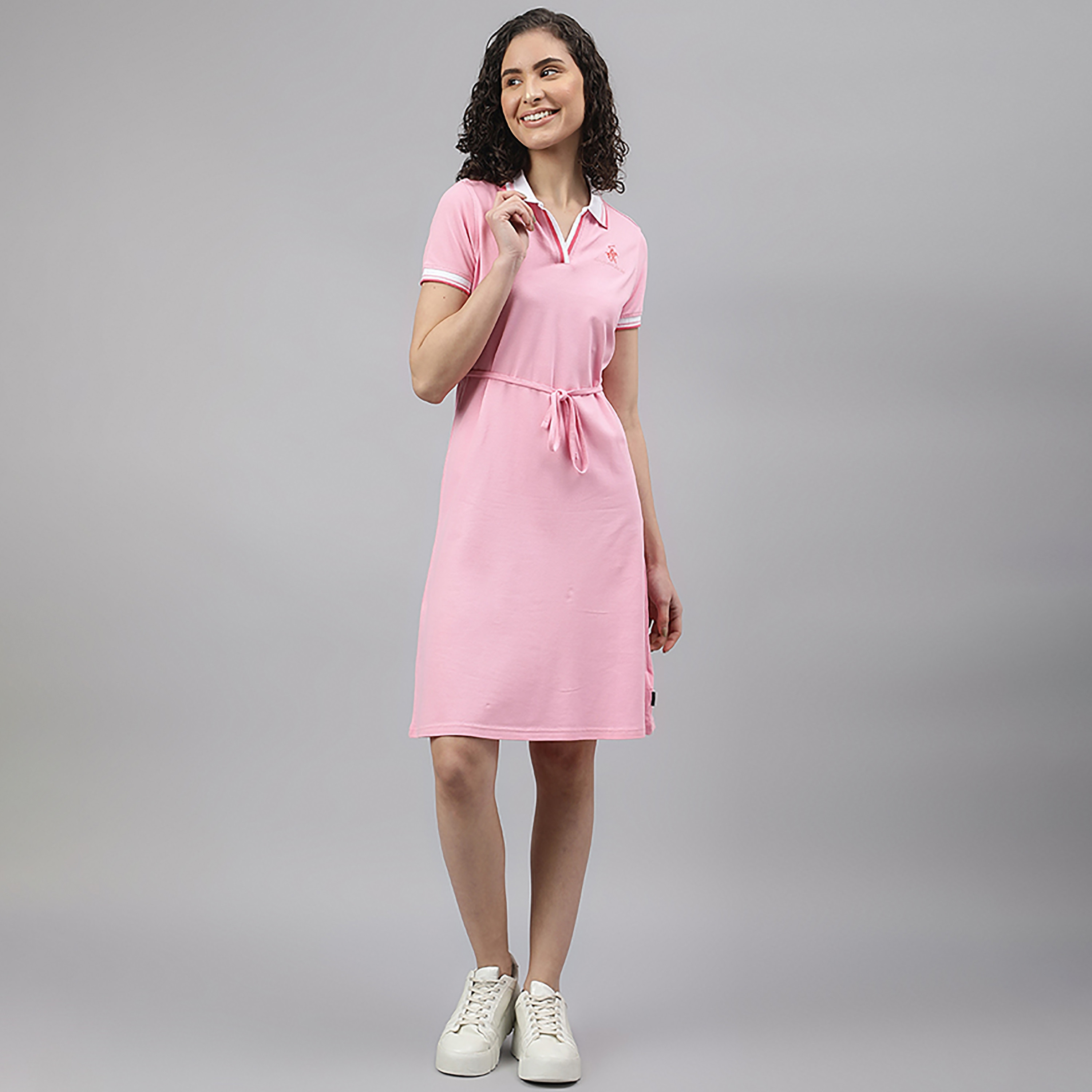 فستان تي شيرت بطول الركبة مع ياقة بولو ذو شعار من بيفرلي هيلز بولو كلوب-women-clothing-dresses-image-5
