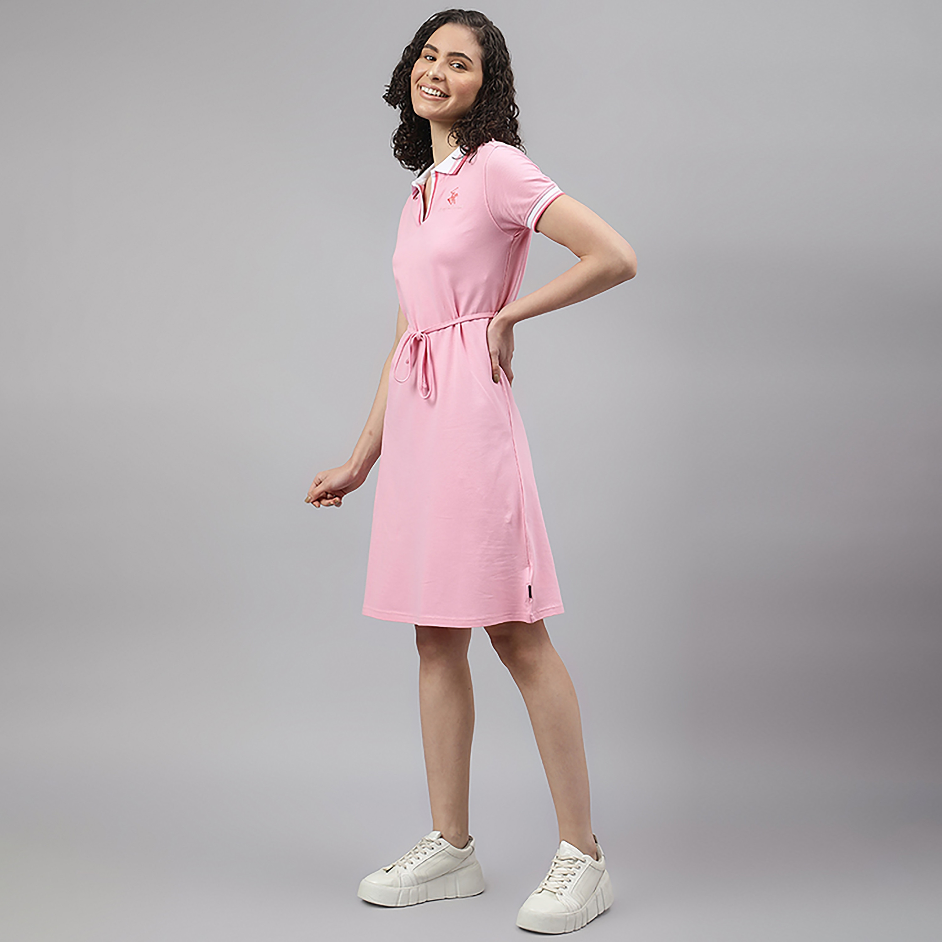 فستان تي شيرت بطول الركبة مع ياقة بولو ذو شعار من بيفرلي هيلز بولو كلوب-women-clothing-dresses-image-6