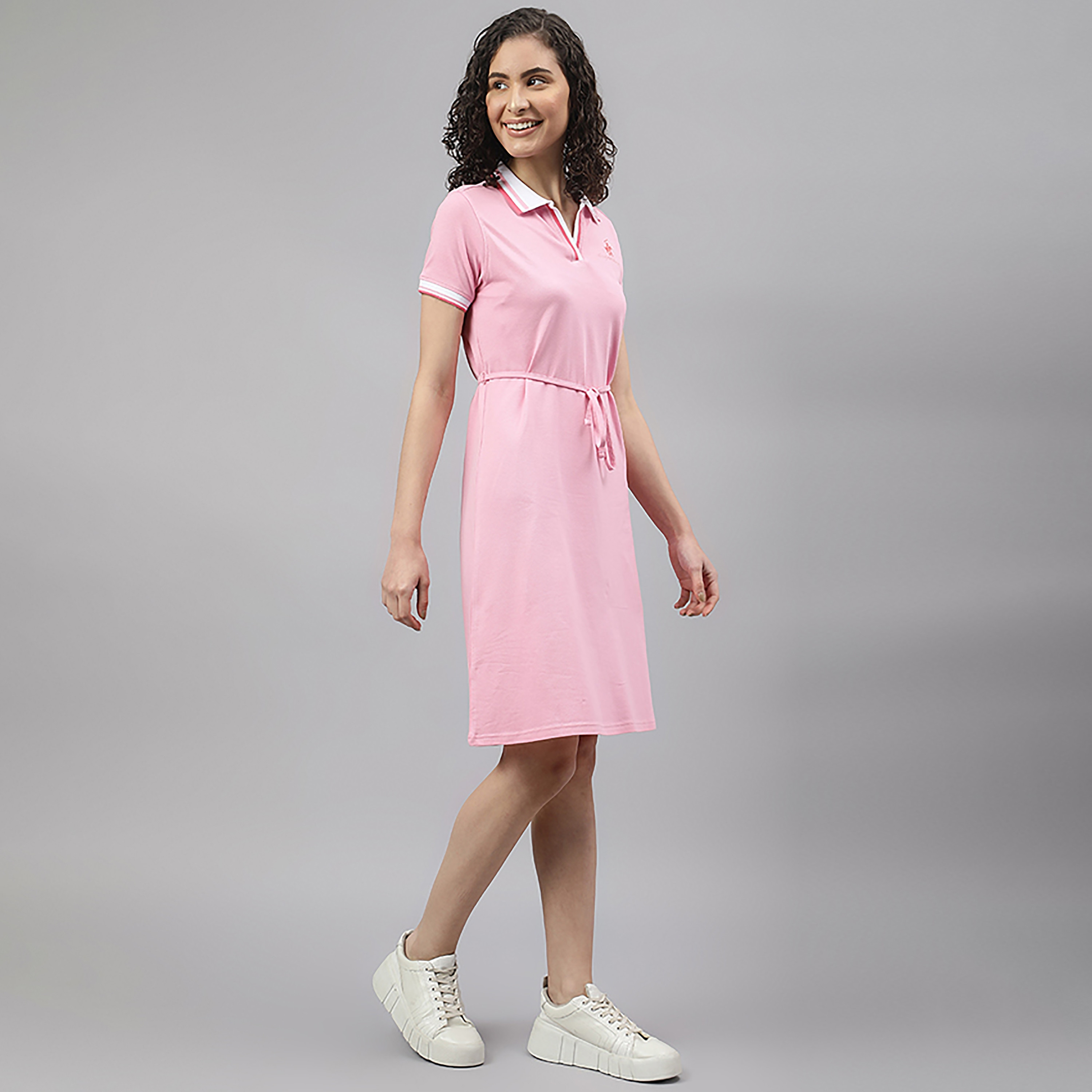 فستان تي شيرت بطول الركبة مع ياقة بولو ذو شعار من بيفرلي هيلز بولو كلوب-women-clothing-dresses-image-7