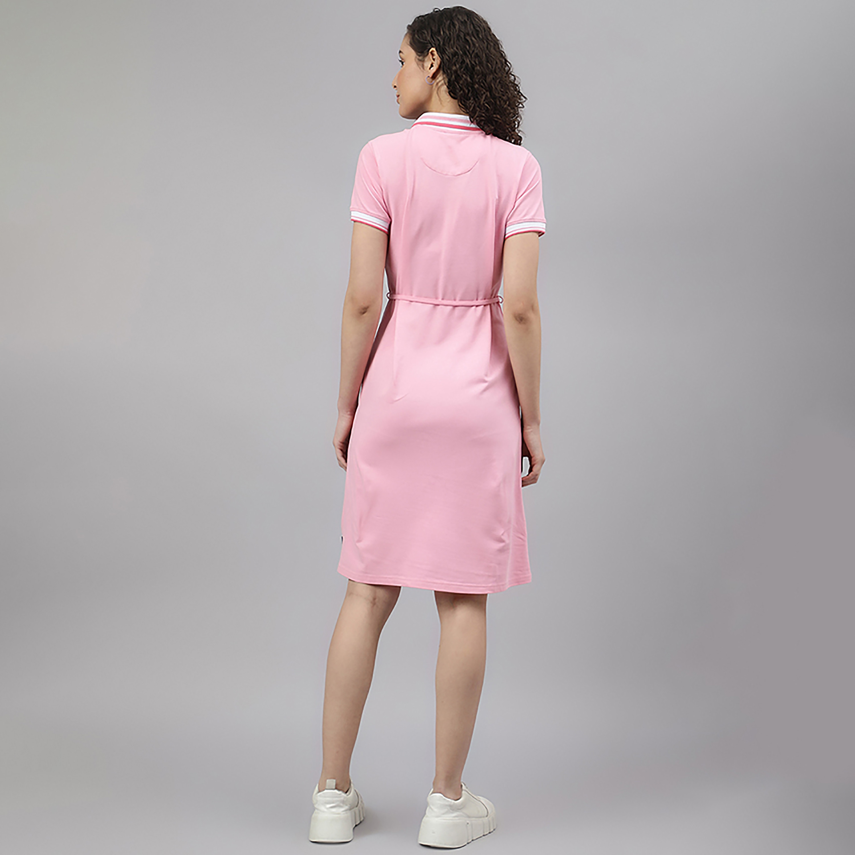 فستان تي شيرت بطول الركبة مع ياقة بولو ذو شعار من بيفرلي هيلز بولو كلوب-women-clothing-dresses-image-8
