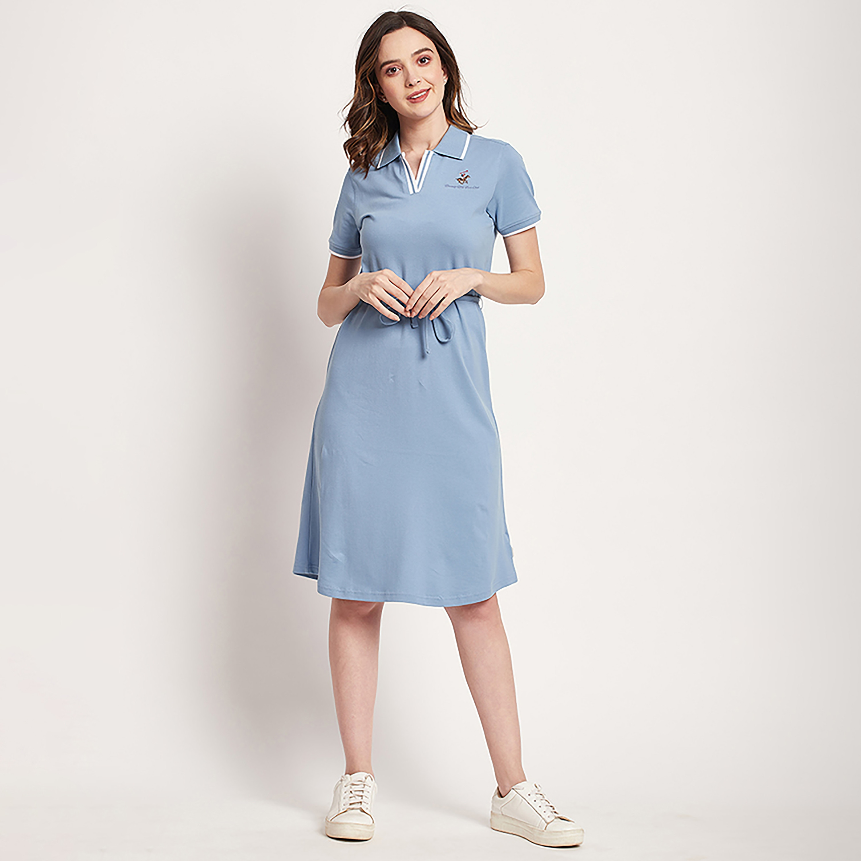 فستان تي شيرت ميدي مع ياقة بولو ذو شعار من بيفرلي هيلز بولو كلوب-women-clothing-dresses-image-1