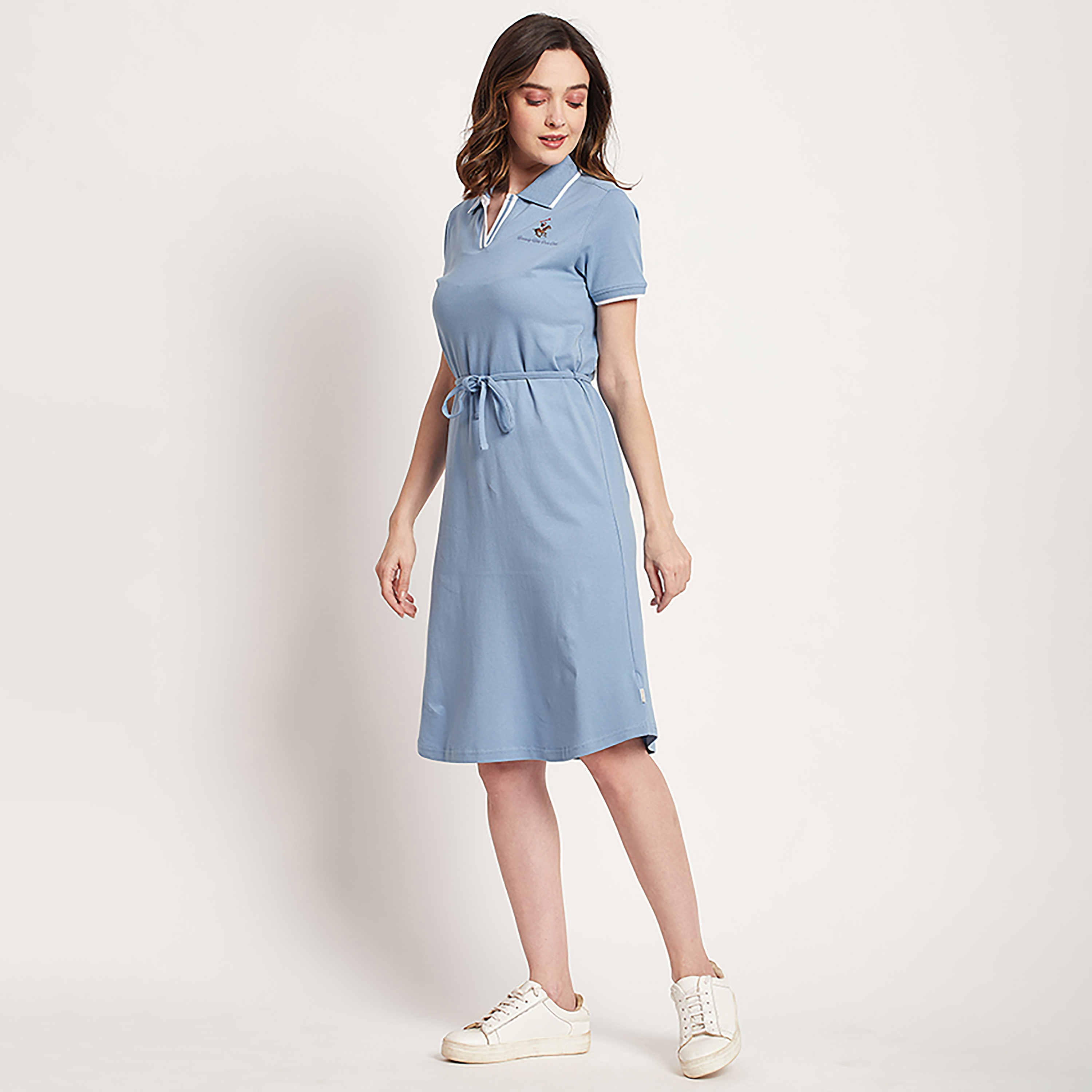 فستان تي شيرت ميدي مع ياقة بولو ذو شعار من بيفرلي هيلز بولو كلوب-women-clothing-dresses-image-2