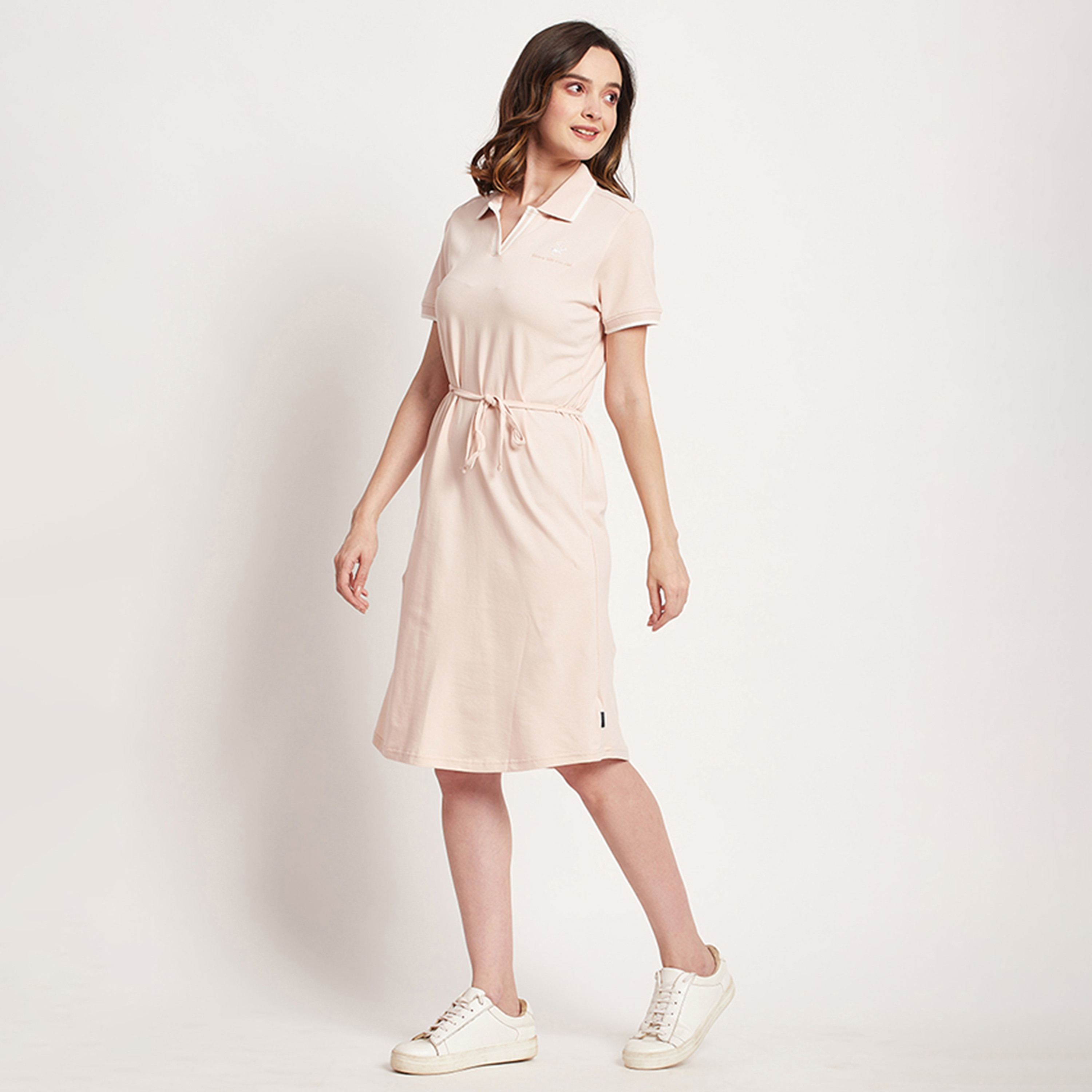 فستان تي شيرت ميدي مع ياقة بولو ذو شعار من بيفرلي هيلز بولو كلوب-women-clothing-dresses-image-2