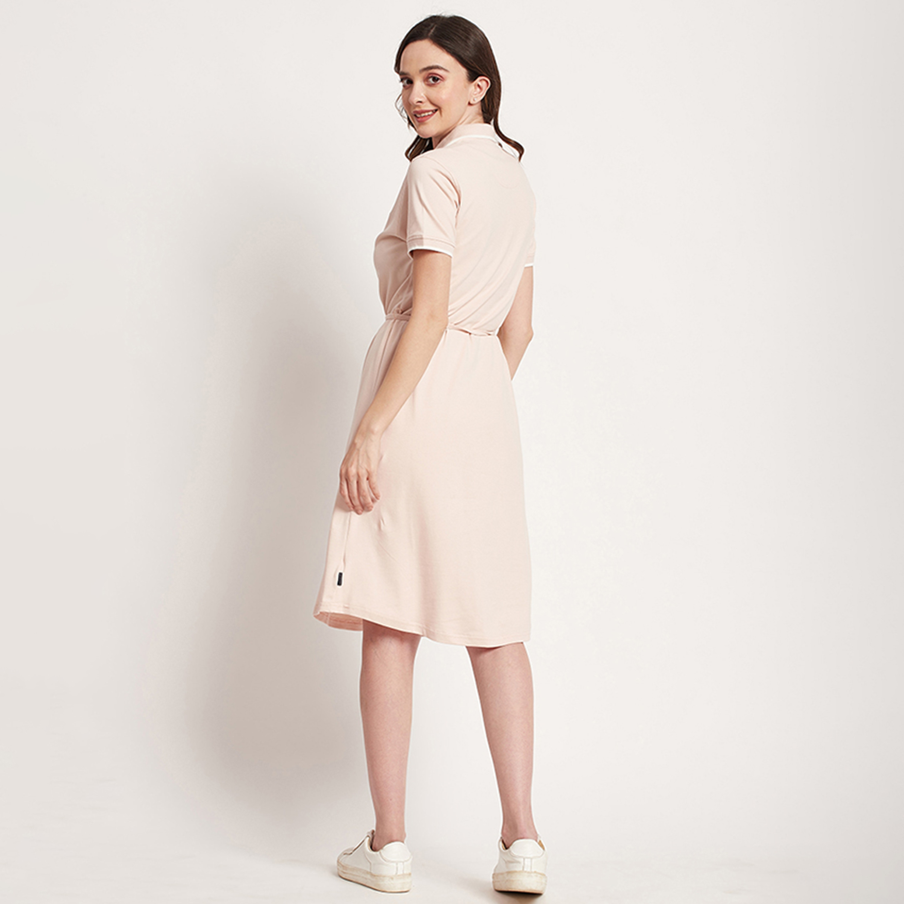 فستان تي شيرت ميدي مع ياقة بولو ذو شعار من بيفرلي هيلز بولو كلوب-women-clothing-dresses-image-4
