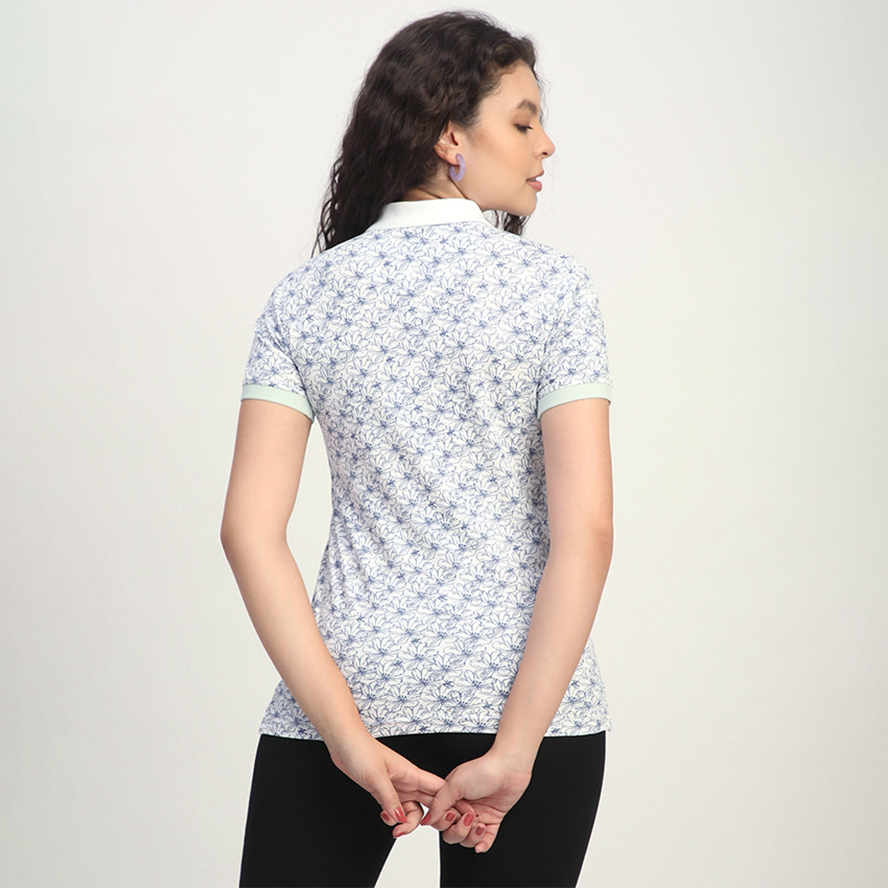 تي شيرت بولو بأكمام قصيرة بطبعة زهور كاملة للنساء من بيفرلي هيلز بولو كلوب-women-clothing-tshirts-image-5