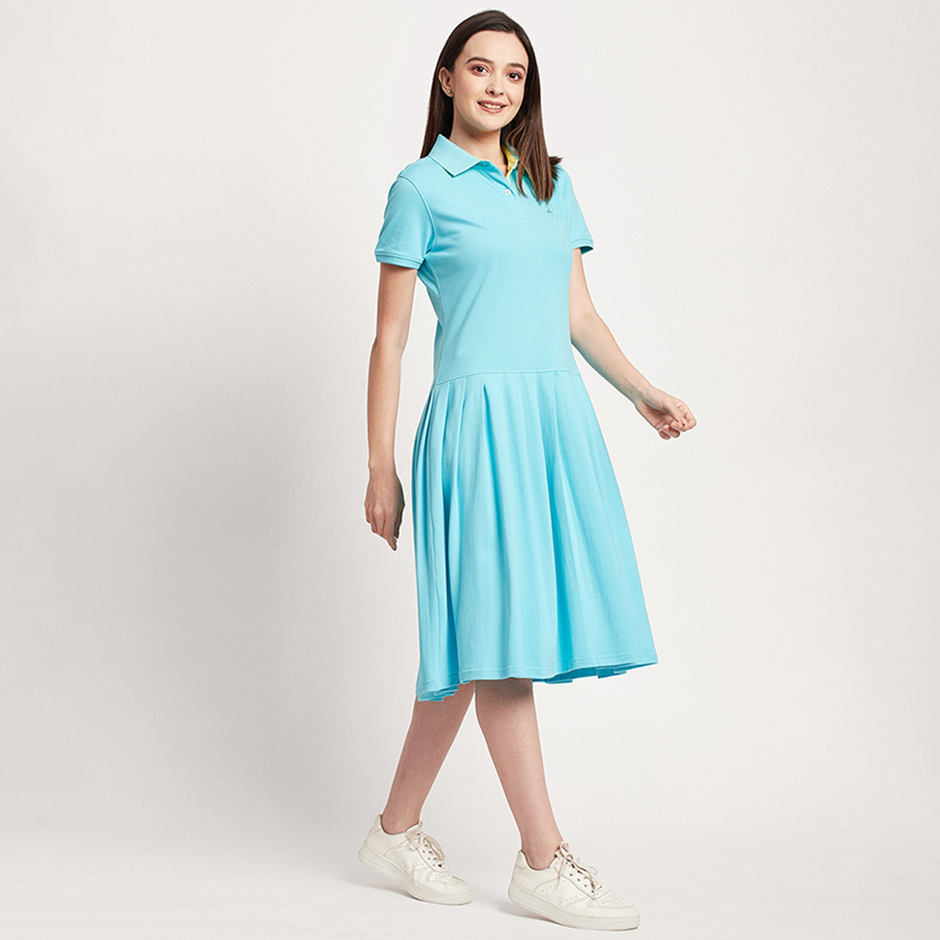 فستان تي شيرت ميدي بطيات مع ياقة بولو ذو شعار من بيفرلي هيلز بولو كلوب-women-clothing-dresses-image-2