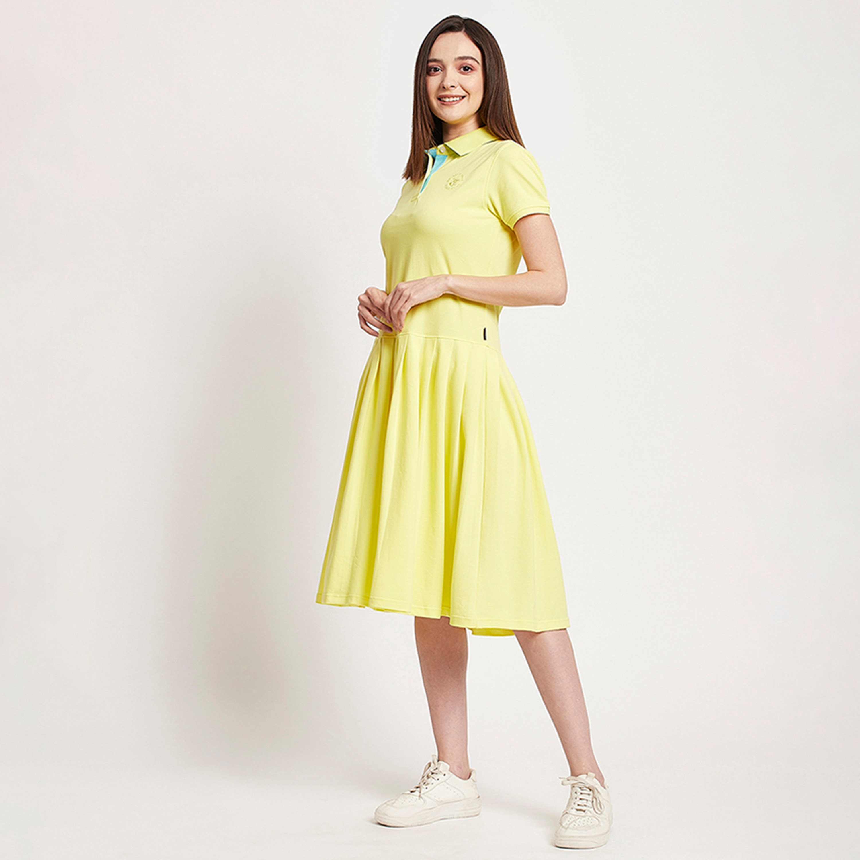 فستان تي شيرت ميدي بطيات مع ياقة بولو ذو شعار من بيفرلي هيلز بولو كلوب-women-clothing-dresses-image-6