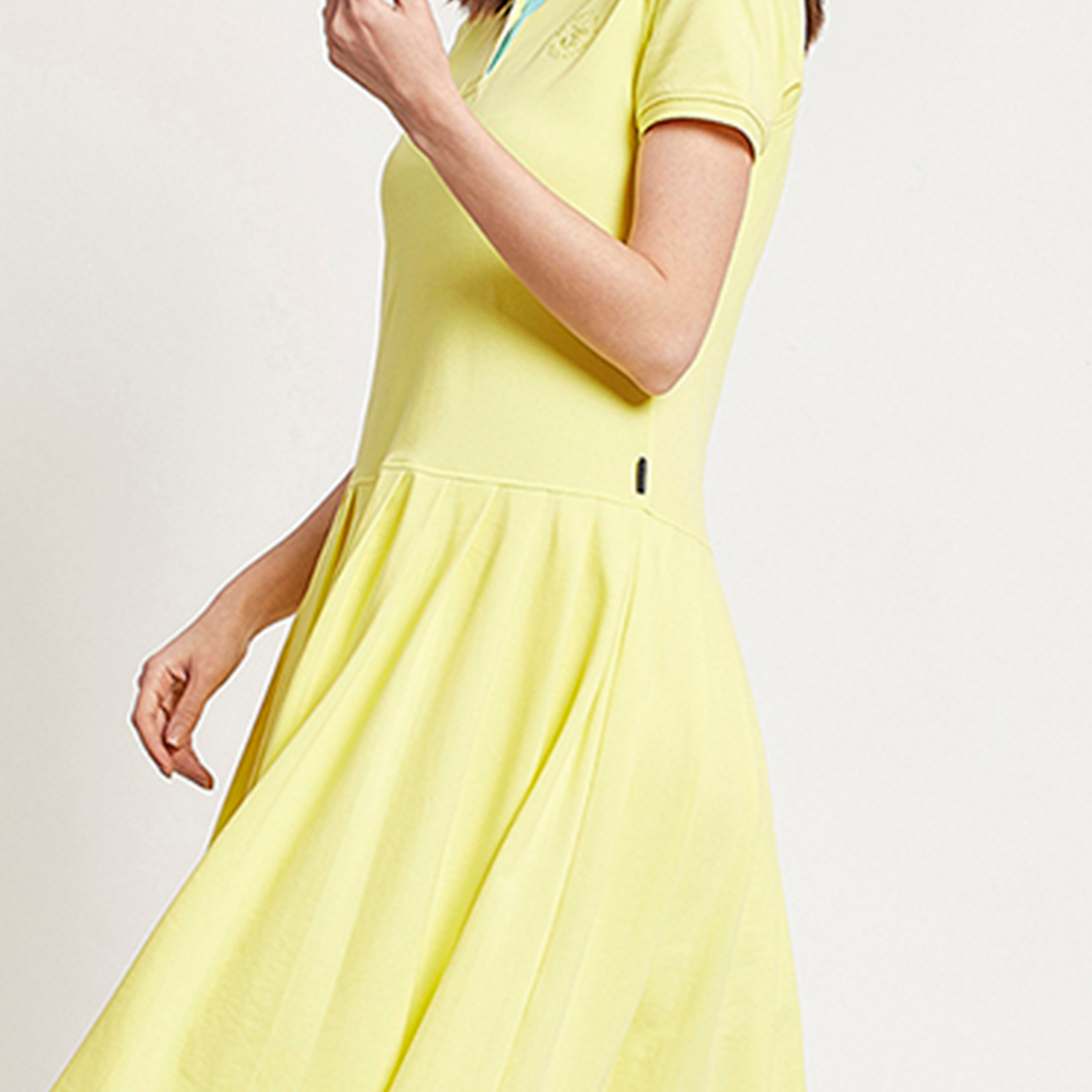 فستان تي شيرت ميدي بطيات مع ياقة بولو ذو شعار من بيفرلي هيلز بولو كلوب-women-clothing-dresses-image-7