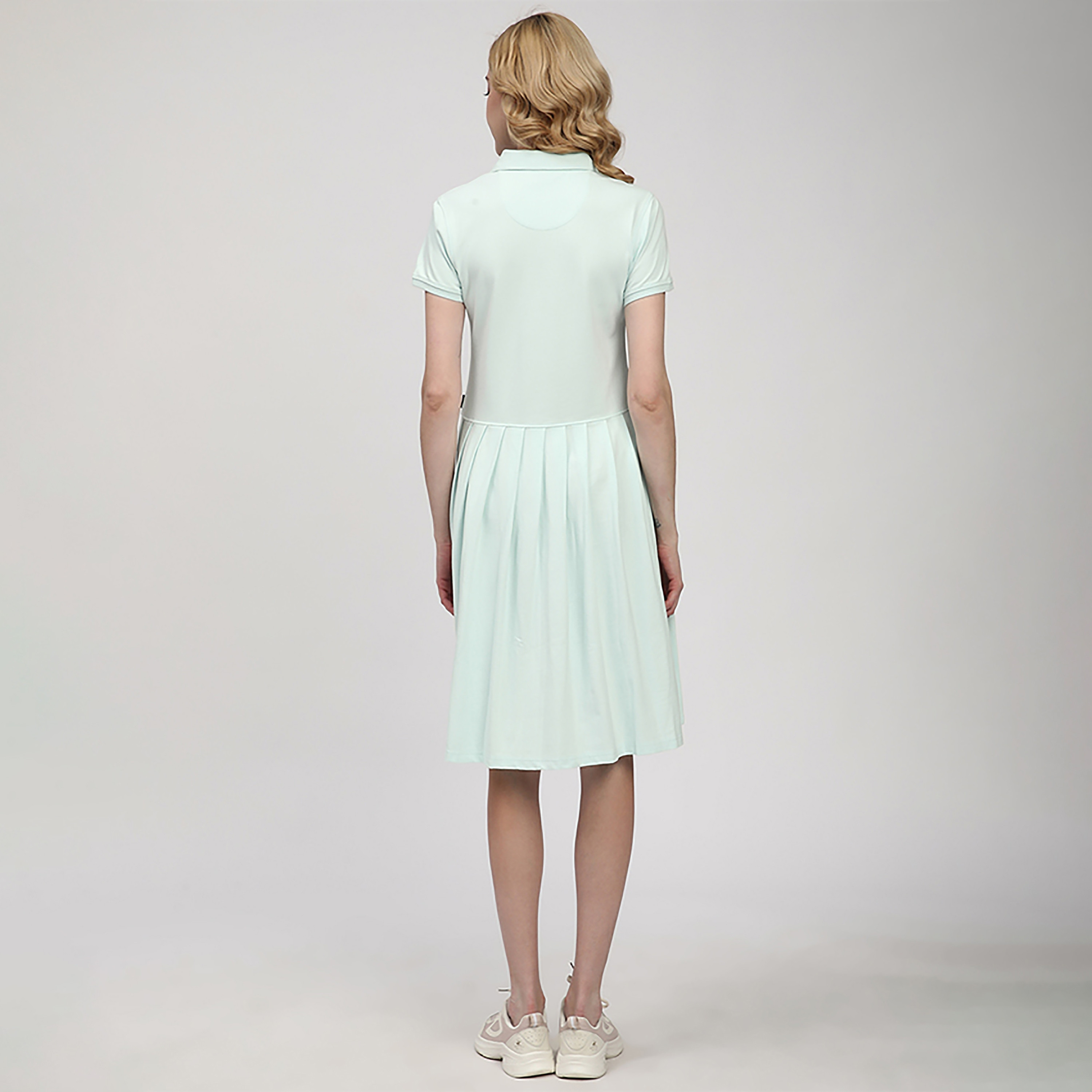 فستان نسائي يصل إلى الركبة مع تي شيرت بياقة مطوية من بيفرلي هيلز بولو كلوب-women-clothing-dresses-image-4