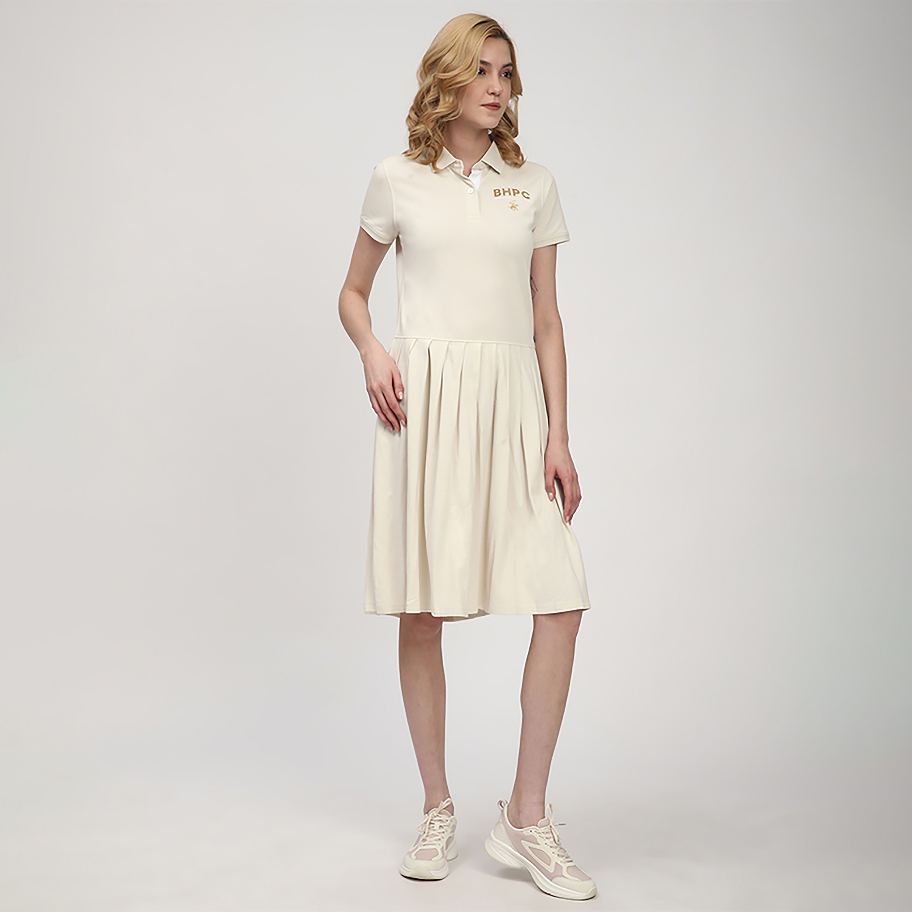 فستان نسائي يصل إلى الركبة مع تي شيرت بياقة مطوية من بيفرلي هيلز بولو كلوب-women-clothing-dresses-image-11