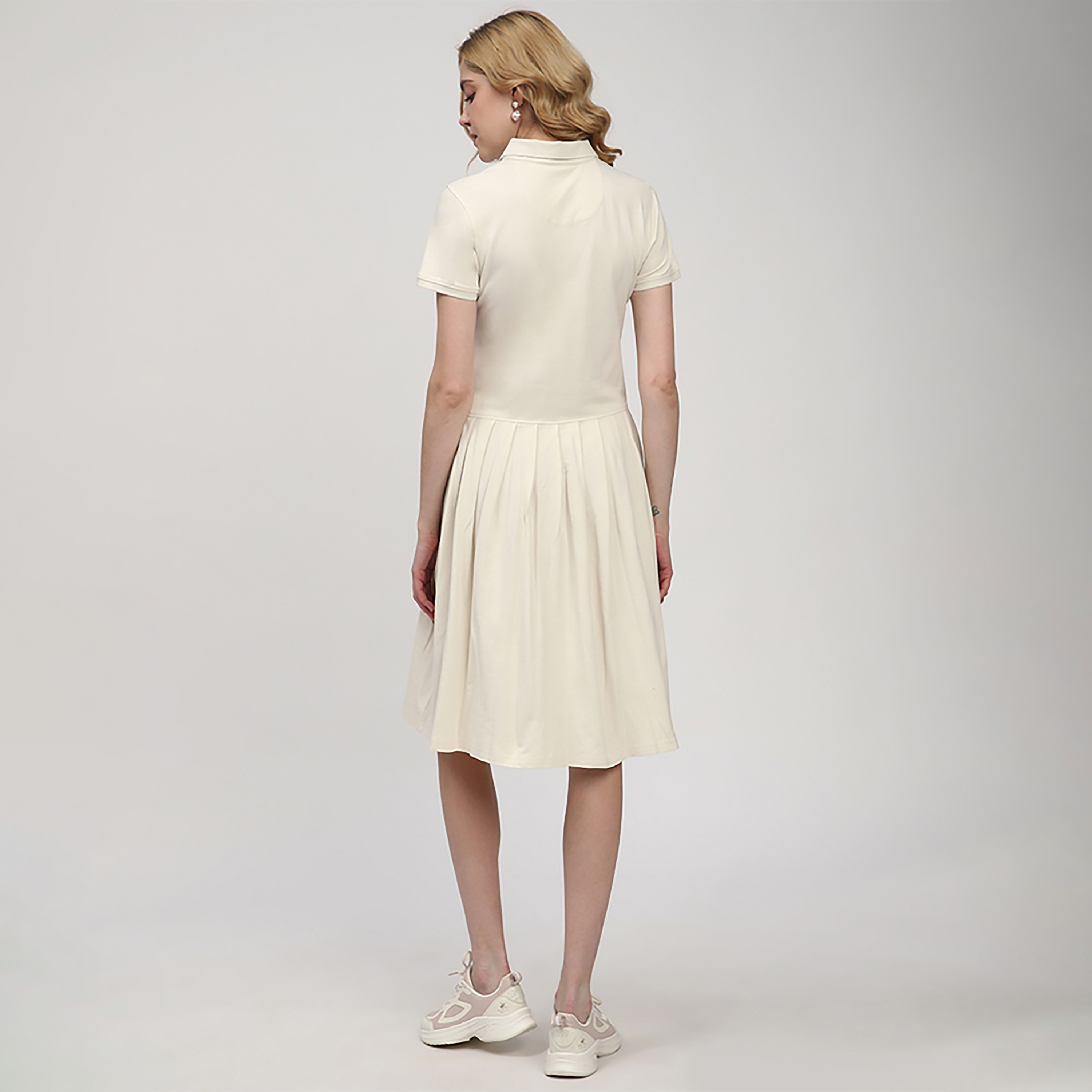 فستان نسائي يصل إلى الركبة مع تي شيرت بياقة مطوية من بيفرلي هيلز بولو كلوب-women-clothing-dresses-image-12