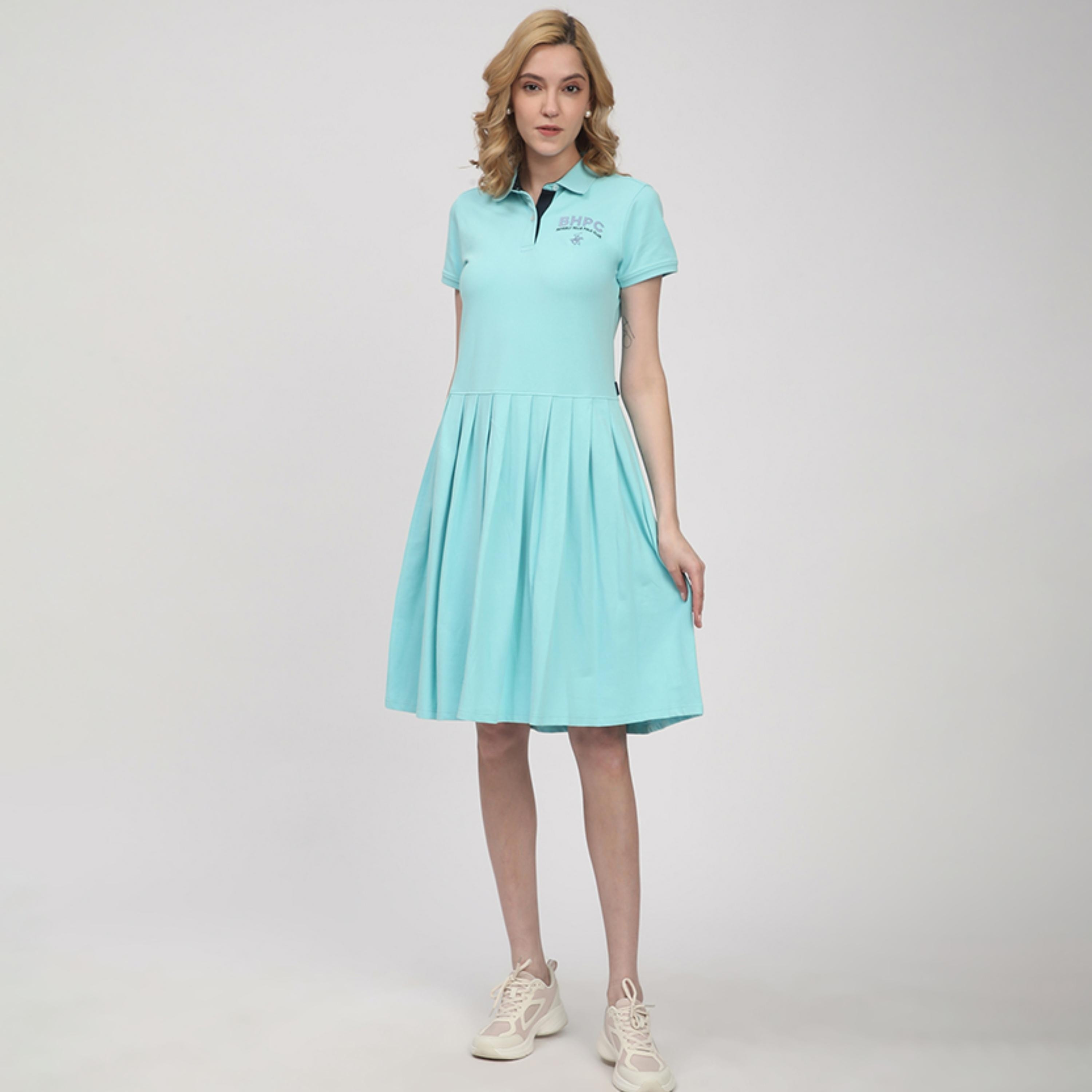 فستان نسائي يصل إلى الركبة مع تي شيرت بياقة مطوية من بيفرلي هيلز بولو كلوب-women-clothing-dresses-image-5