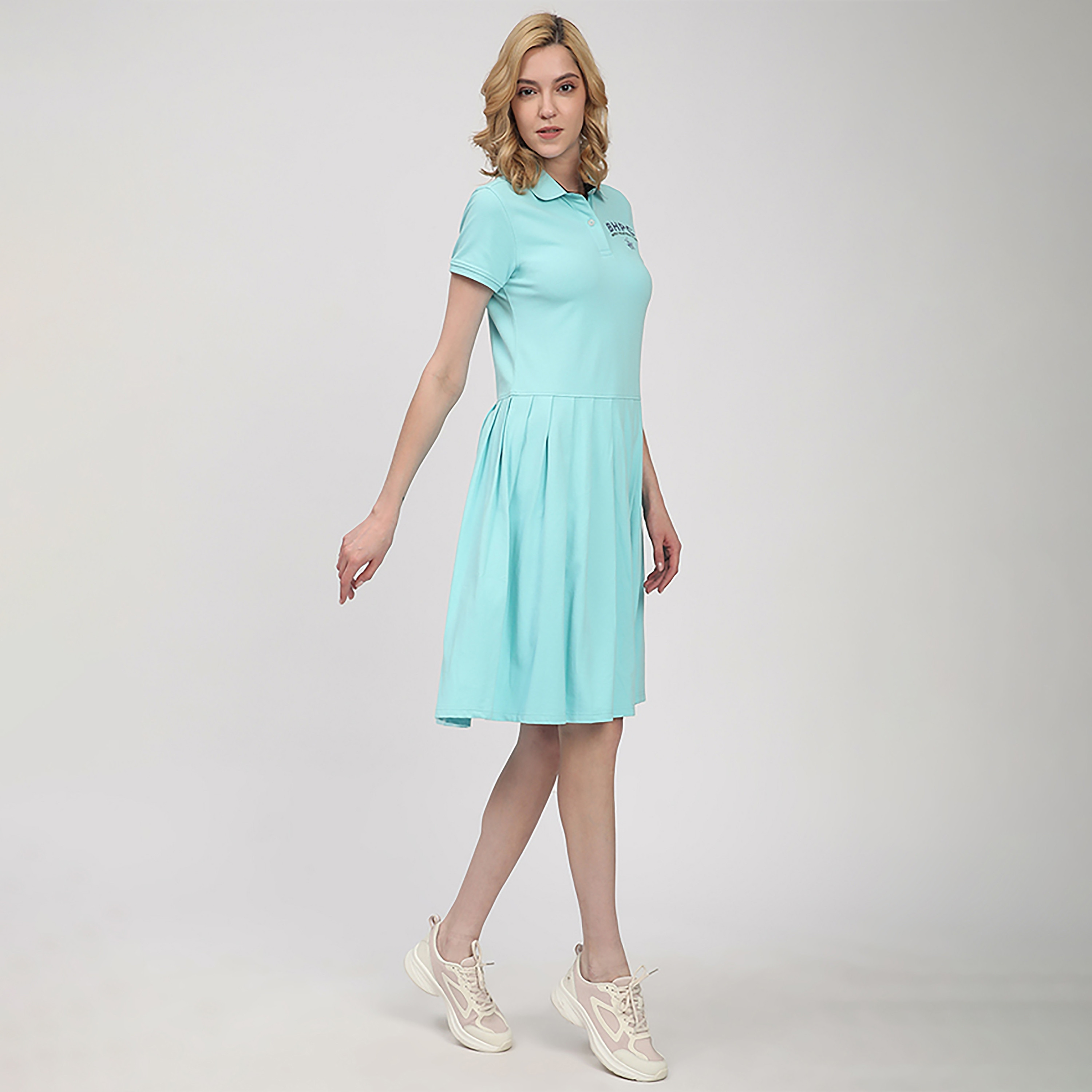 فستان نسائي يصل إلى الركبة مع تي شيرت بياقة مطوية من بيفرلي هيلز بولو كلوب-women-clothing-dresses-image-7