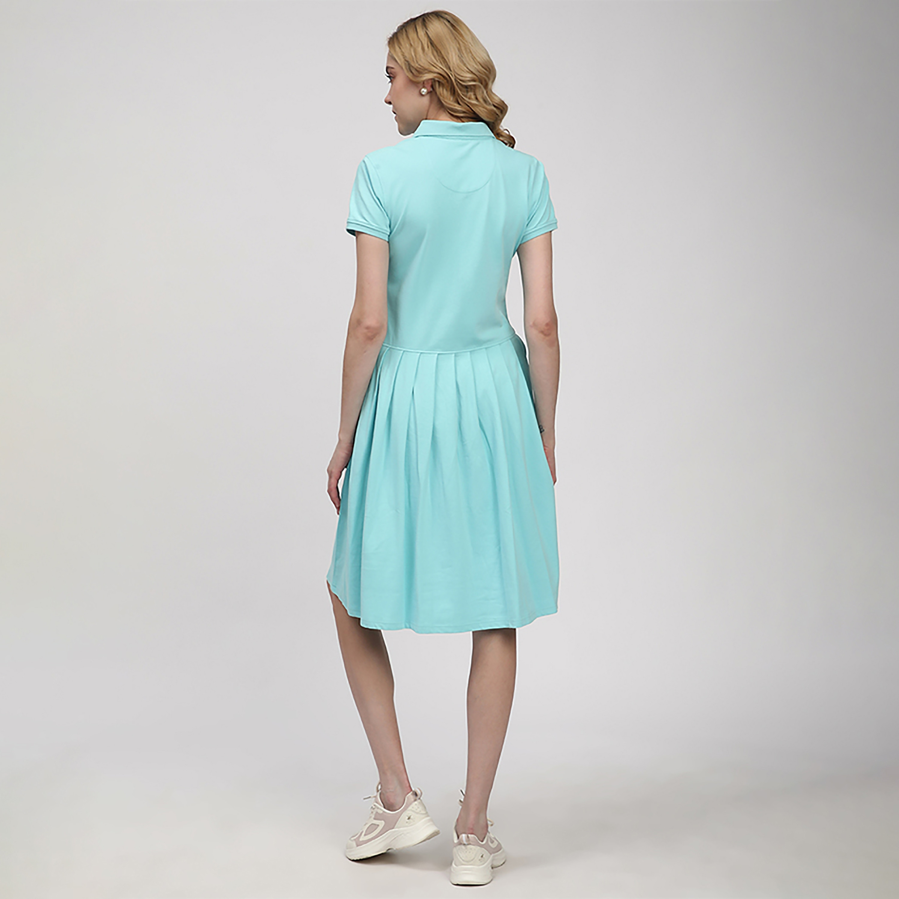 فستان نسائي يصل إلى الركبة مع تي شيرت بياقة مطوية من بيفرلي هيلز بولو كلوب-women-clothing-dresses-image-8