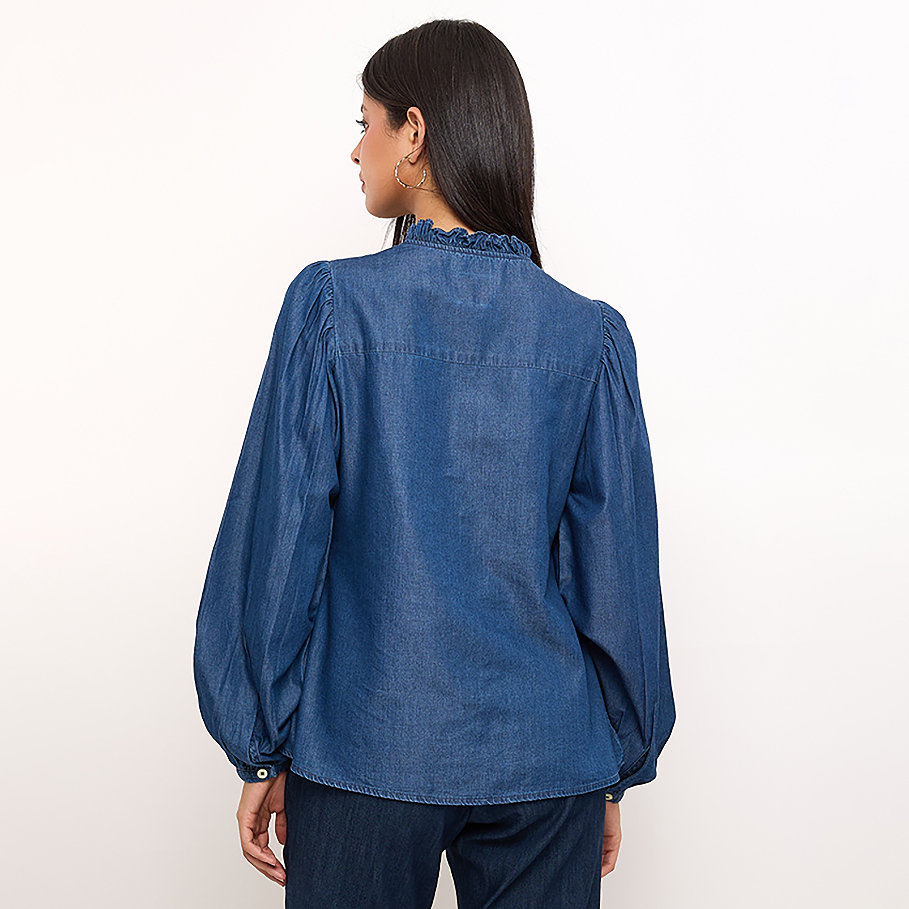 قميص جينز نسائي بأكمام طويلة برقبة مكشوشة بسيط برقبة مكشوشة من نادي بيفرلي هيلز-women-clothing-shirtsandblouses-blouses-image-8