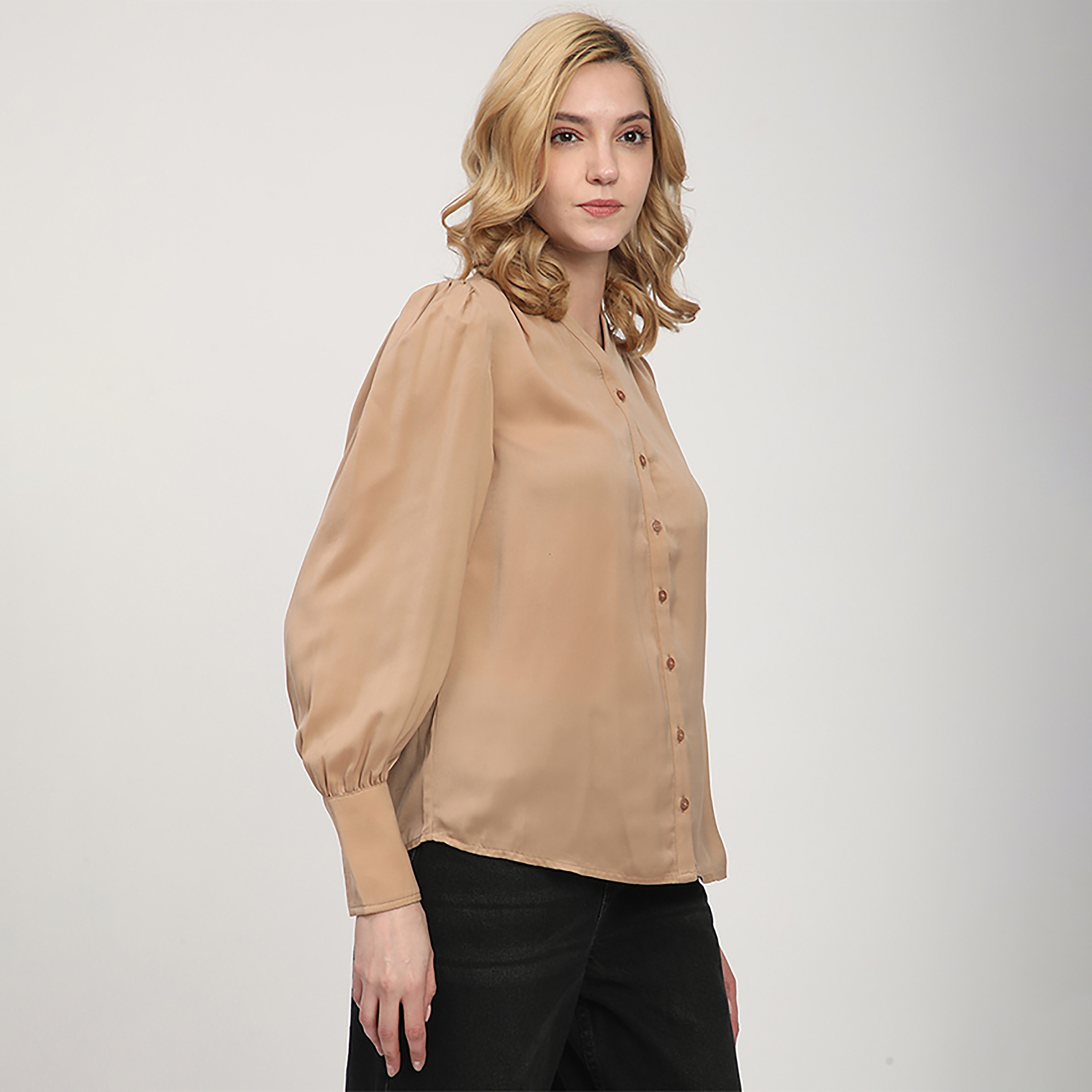 قميص نسائي عادي بأكمام طويلة ورقبة على شكل حرف V من بيفرلي هيلز بولو كلوب-women-clothing-shirtsandblouses-shirts-image-7