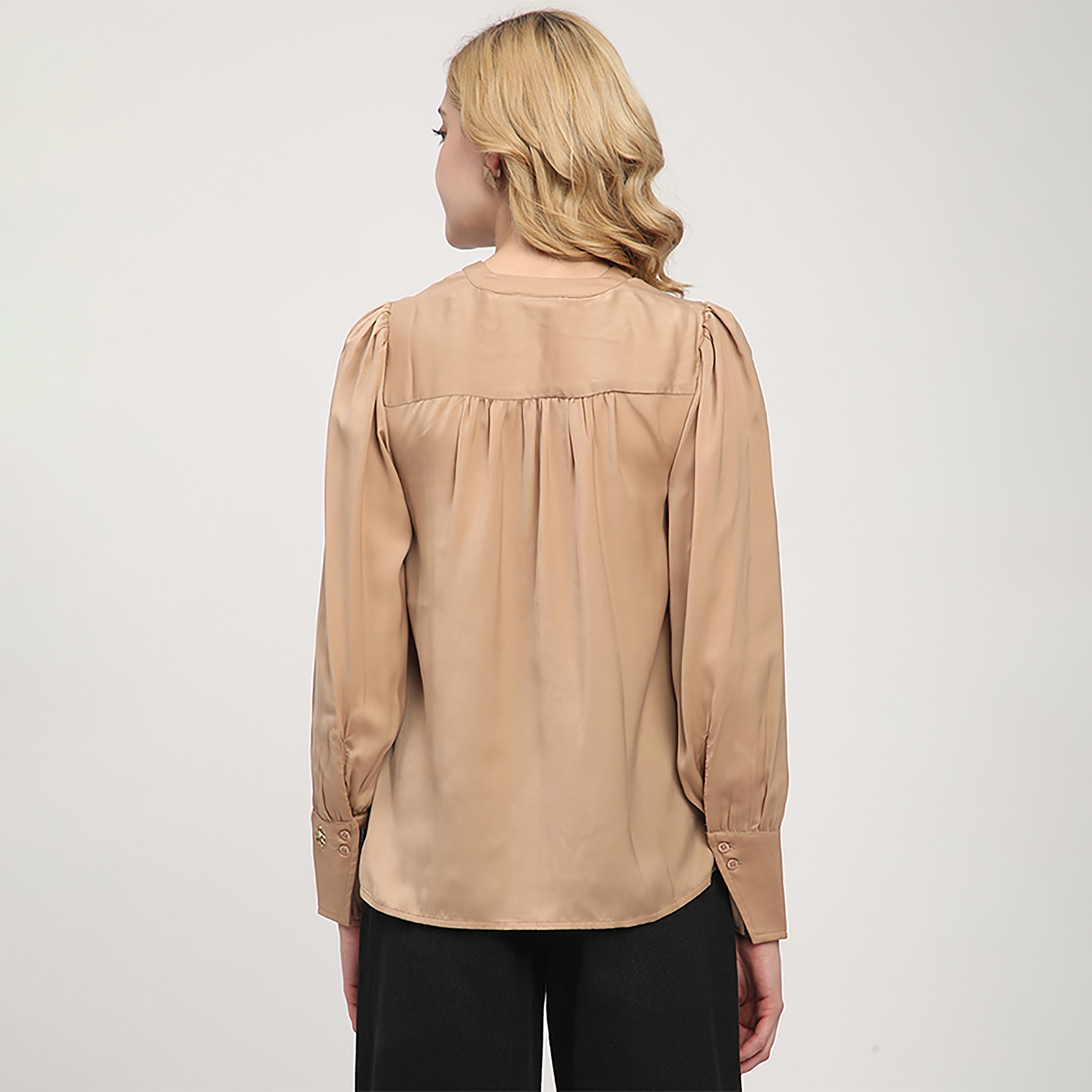 قميص نسائي عادي بأكمام طويلة ورقبة على شكل حرف V من بيفرلي هيلز بولو كلوب-women-clothing-shirtsandblouses-shirts-image-8