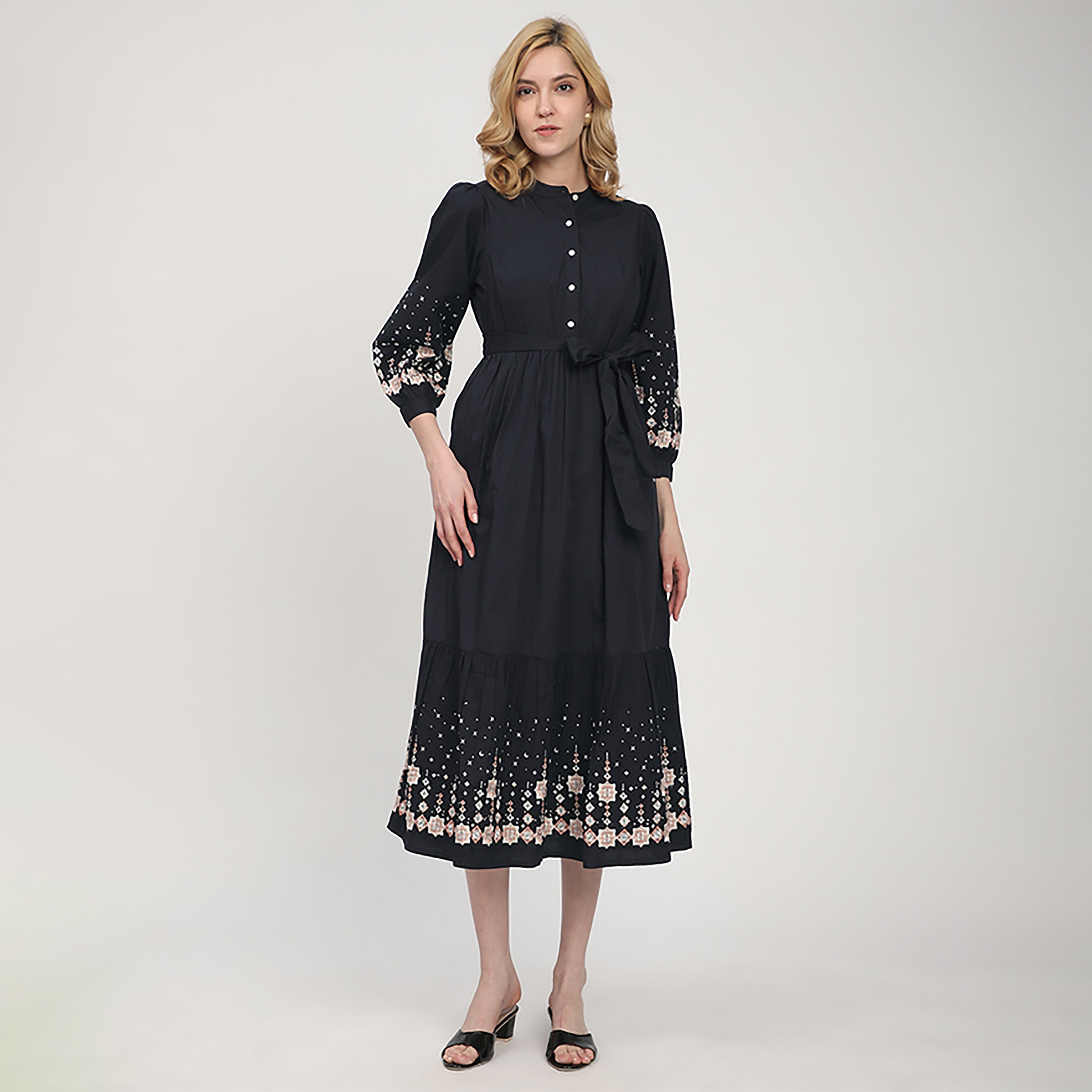 فستان نسائي متوسط الطول بياقة ماندرين مطرزة وأكمام مطوية من بيفرلي هيلز بولو كلوب-women-clothing-dresses-image-1