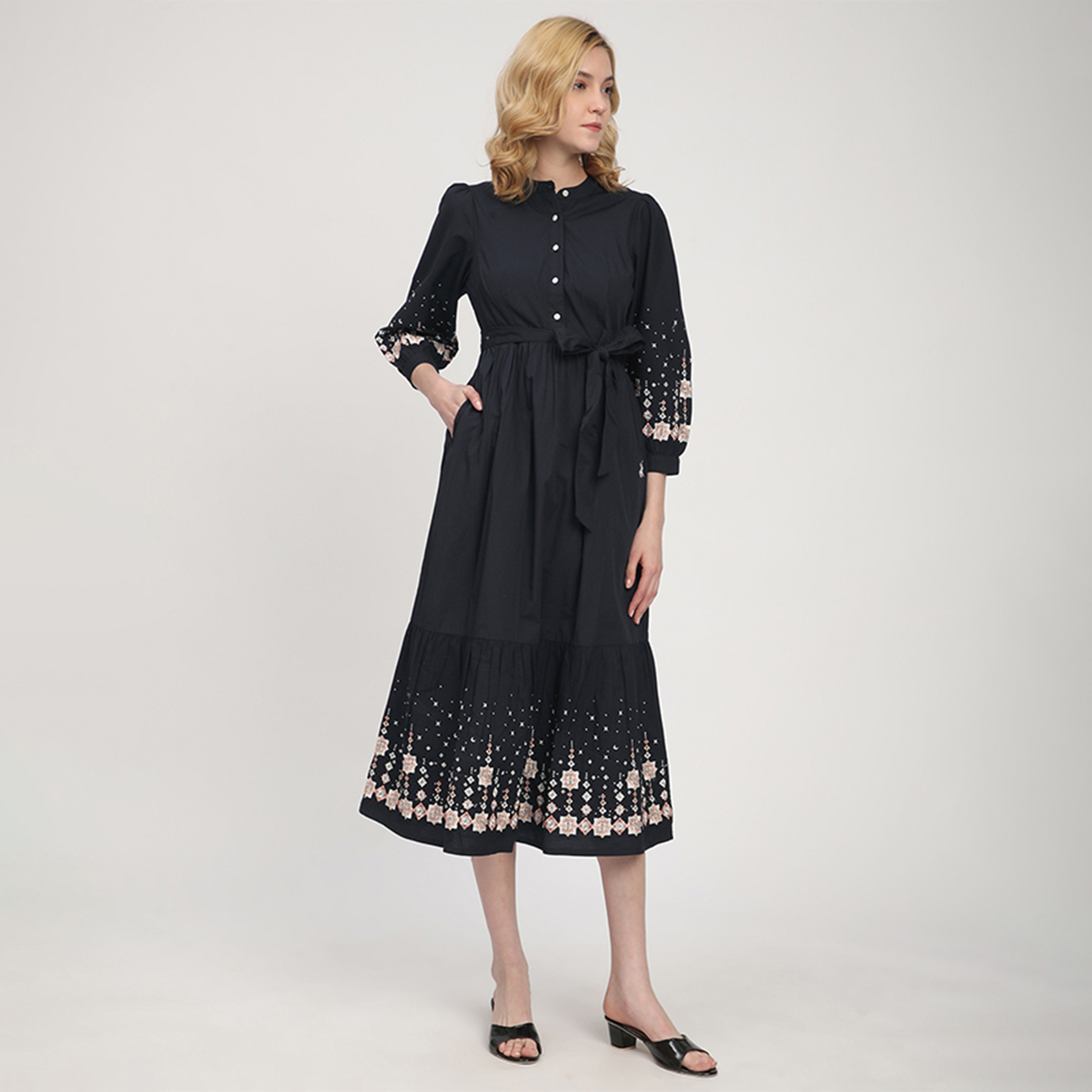 فستان نسائي متوسط الطول بياقة ماندرين مطرزة وأكمام مطوية من بيفرلي هيلز بولو كلوب-women-clothing-dresses-image-3
