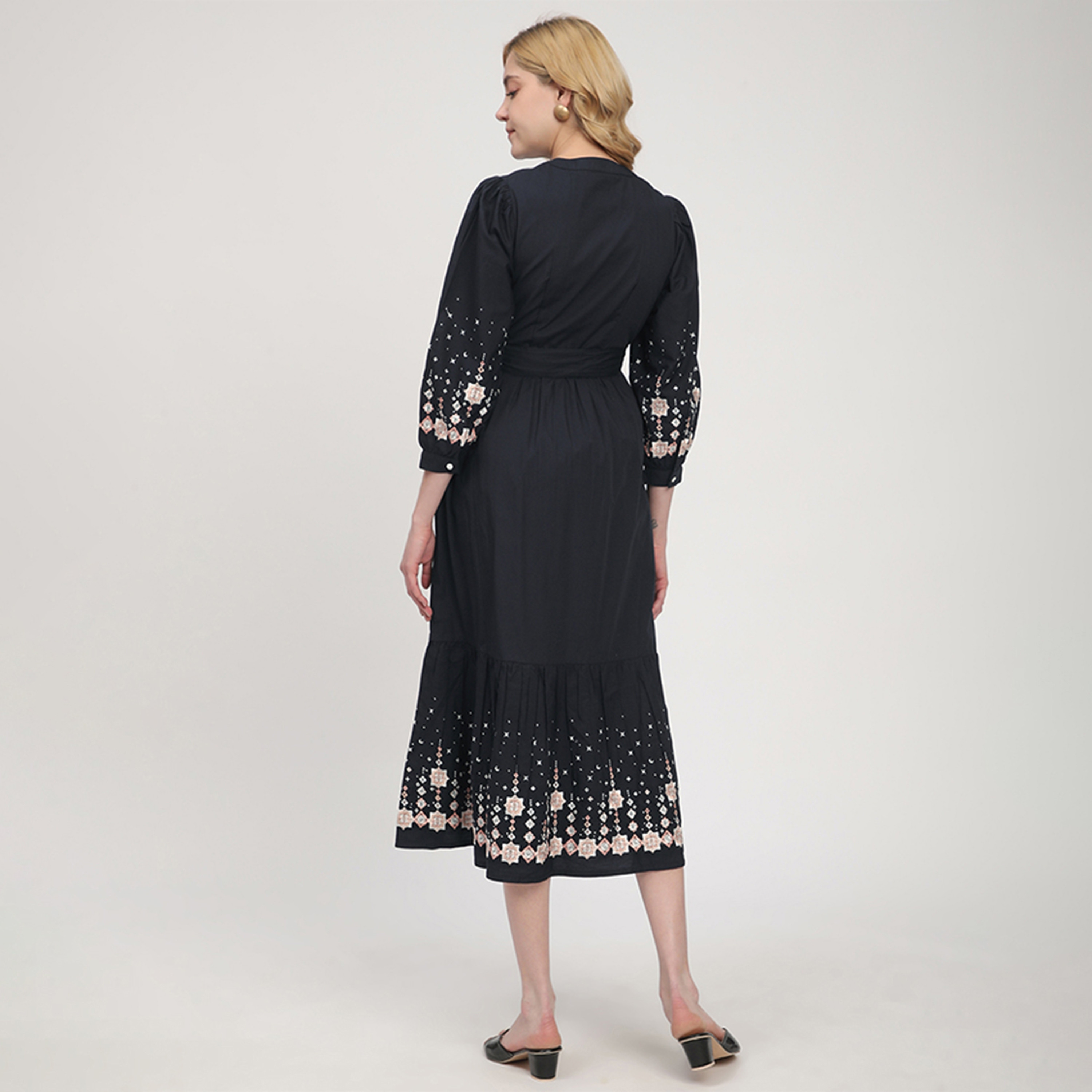 فستان نسائي متوسط الطول بياقة ماندرين مطرزة وأكمام مطوية من بيفرلي هيلز بولو كلوب-women-clothing-dresses-image-4